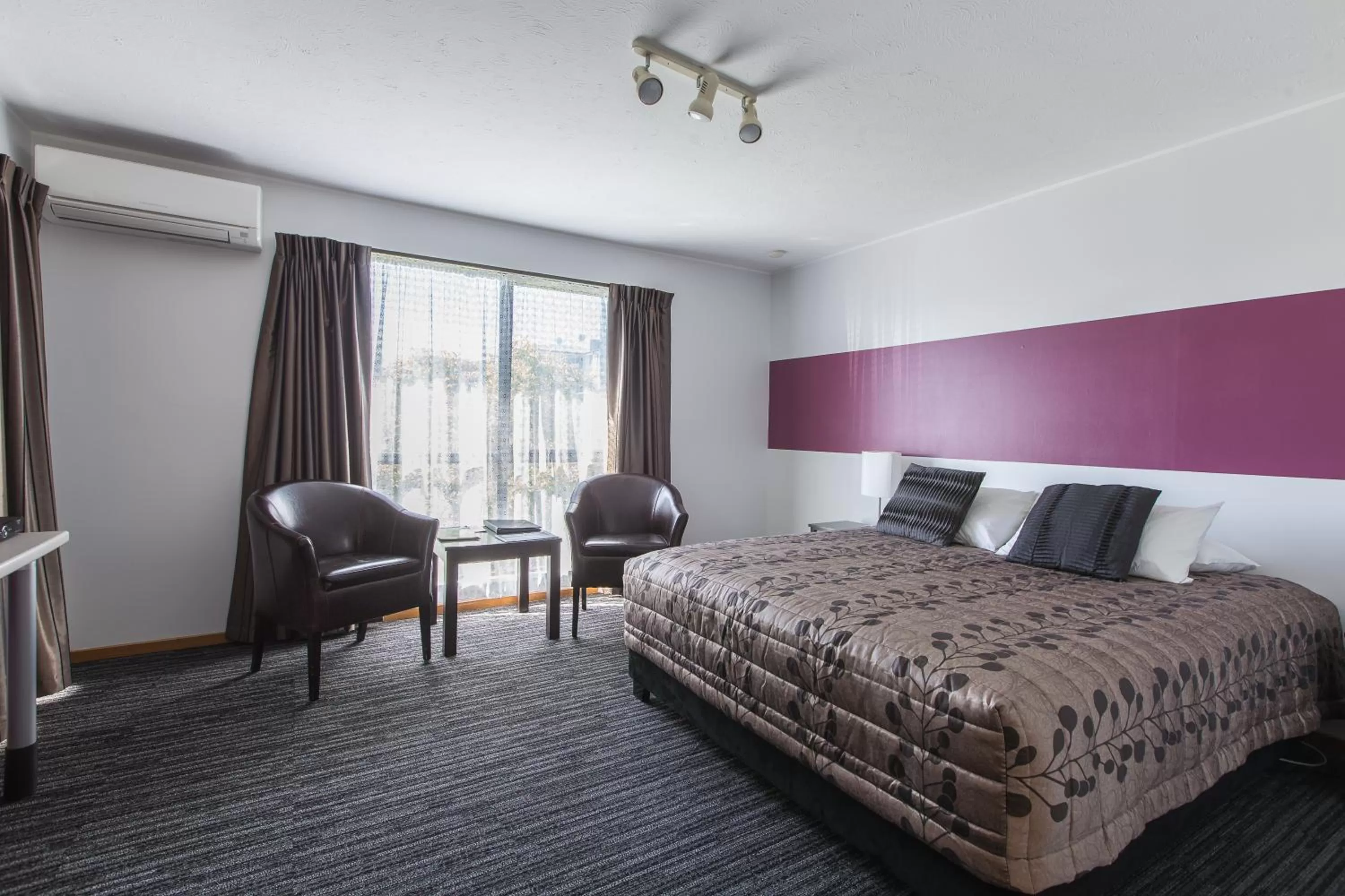 Seating area, Bed in Argyle On The Park - Central Christchurch Motel Overlooking Hagley Park