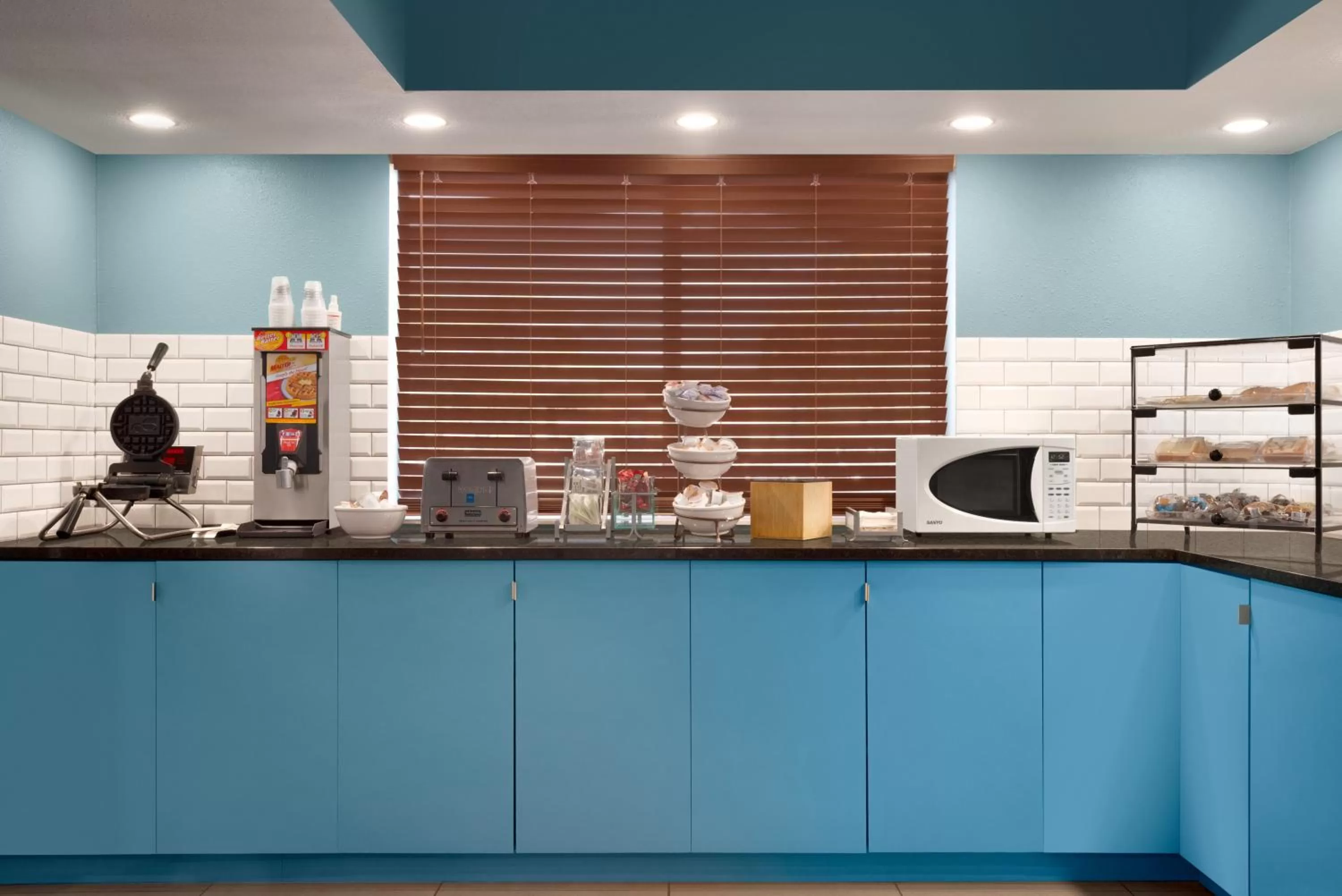 Buffet breakfast in Country Inn & Suites by Radisson, Brookings