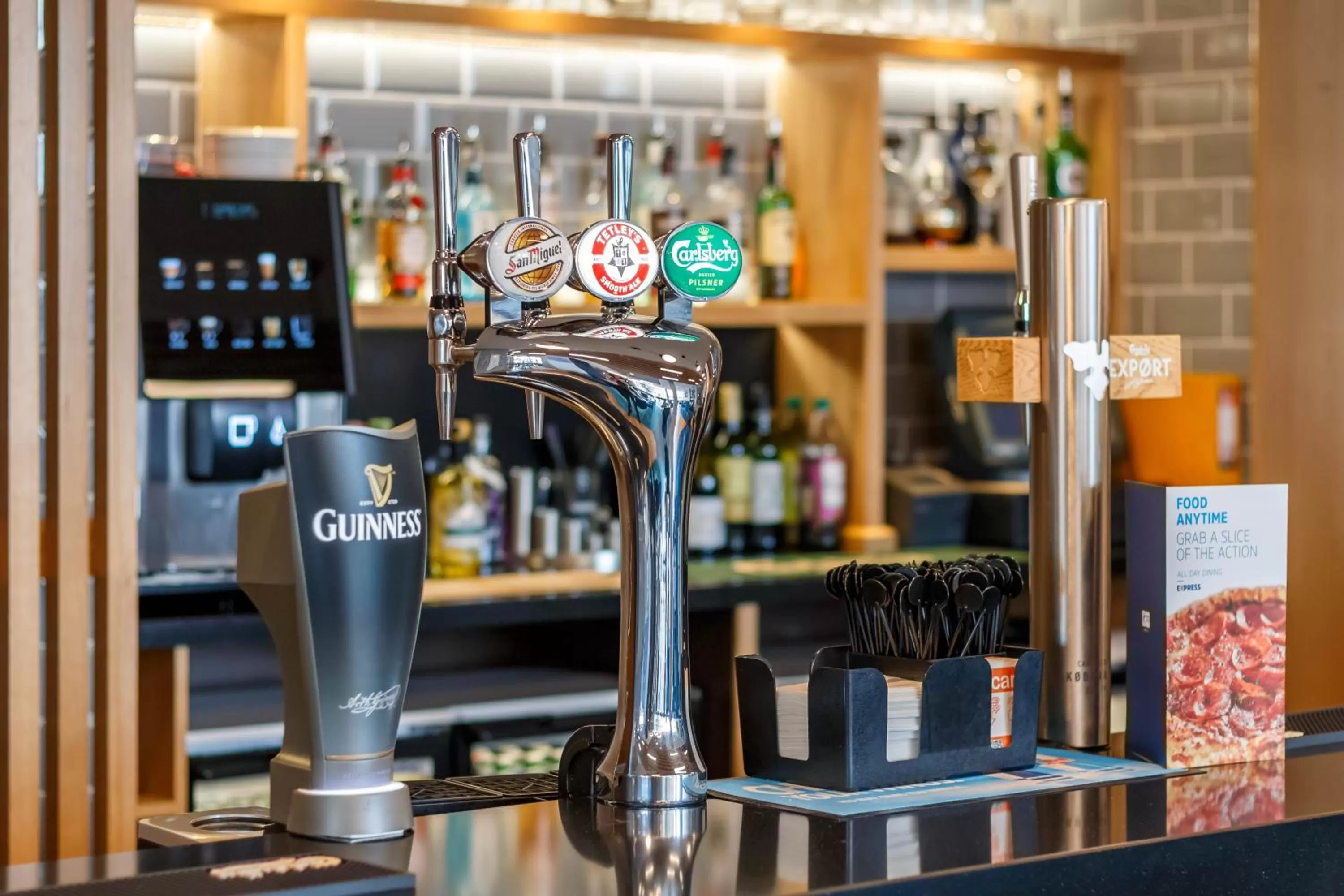 Lounge or bar in Holiday Inn Express Walsall M6, J10 by IHG