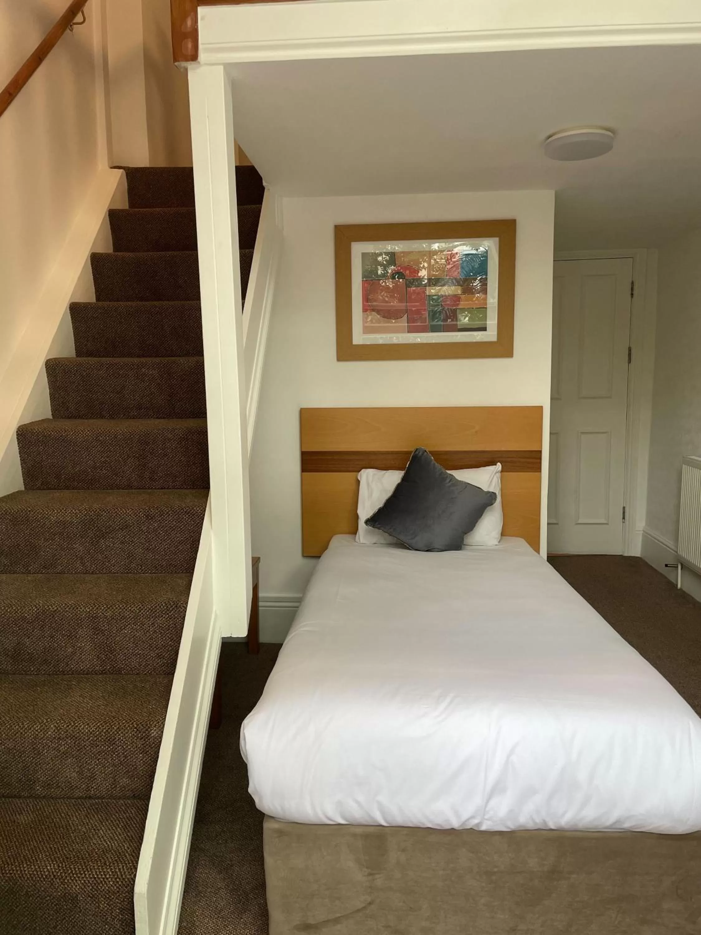 Bed in Pembridge Palace Hotel