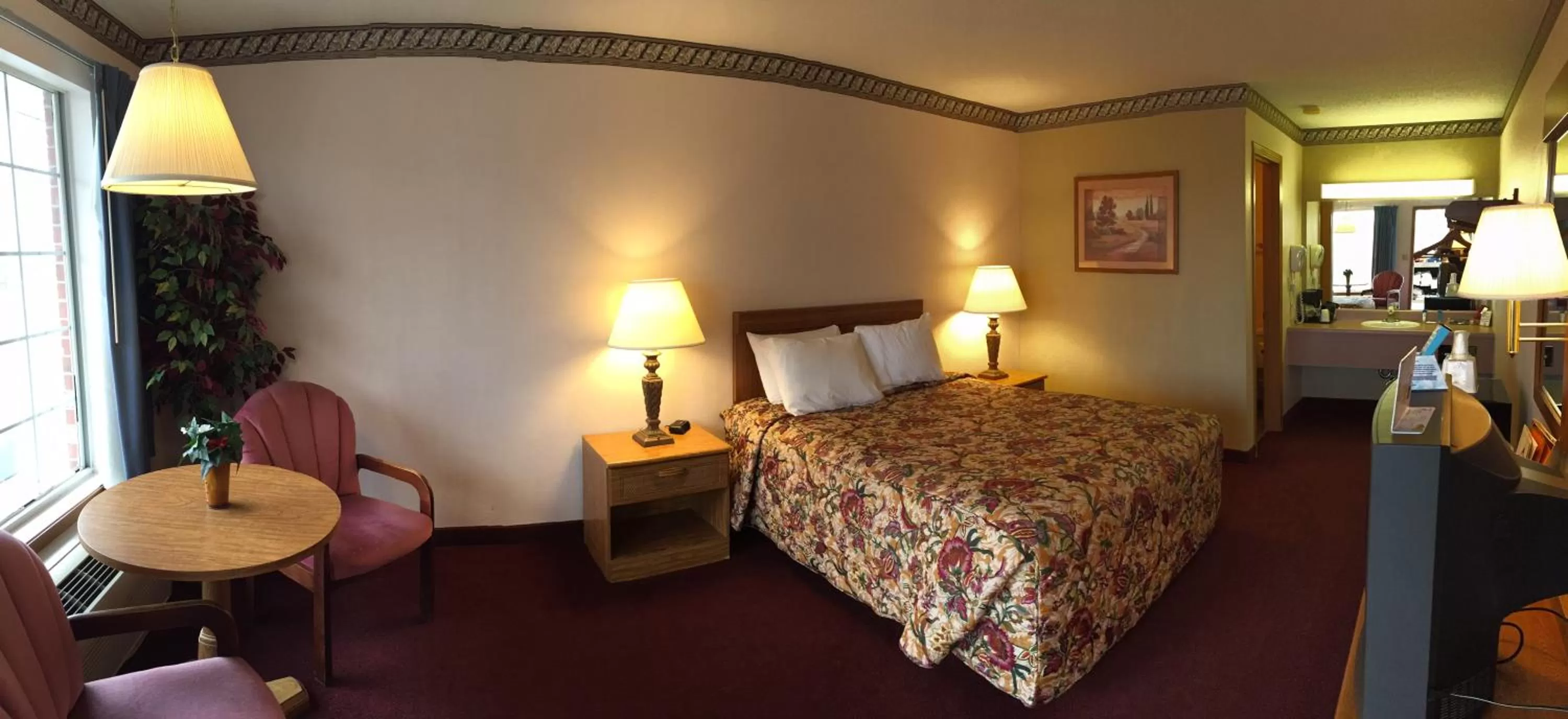 Photo of the whole room in Twelve Oaks Inn