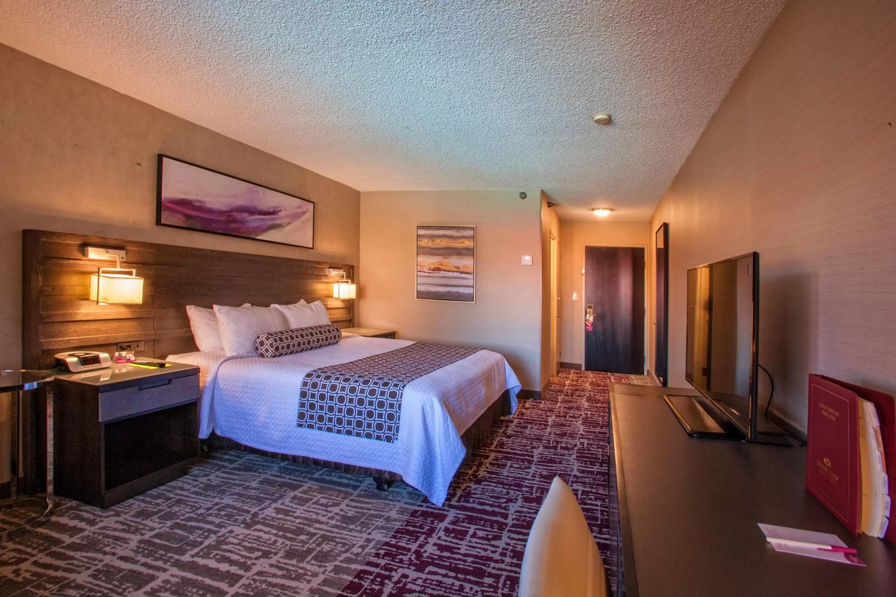 Photo of the whole room, Bed in Crowne Plaza Silicon Valley North - Union City by IHG
