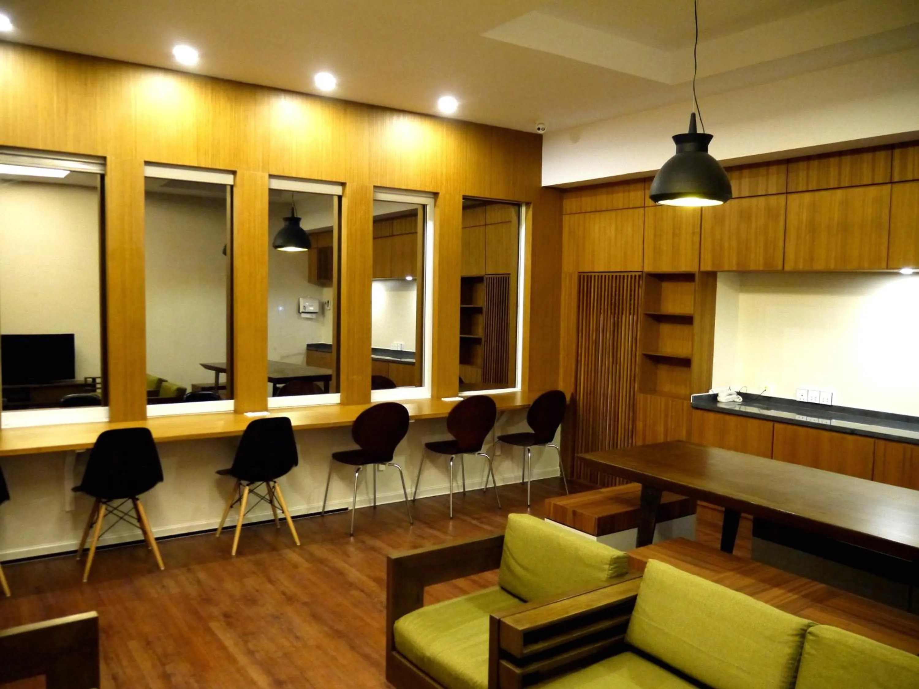 Communal lounge/ TV room in YAMA HOTEL & ROOFTOP BAR