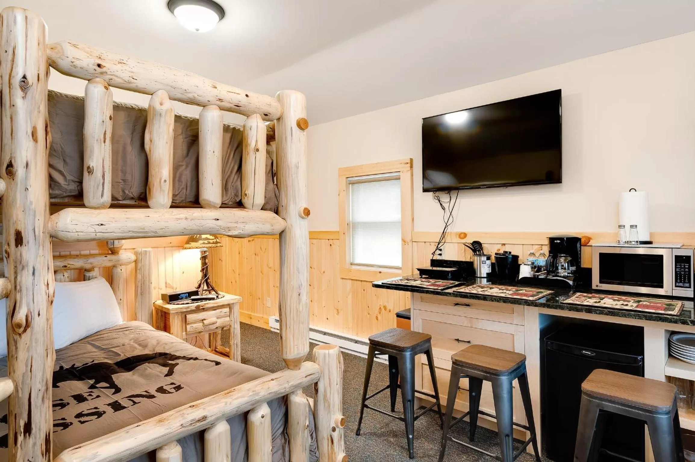 TV and multimedia, Bed in Cobble Mountain Lodge