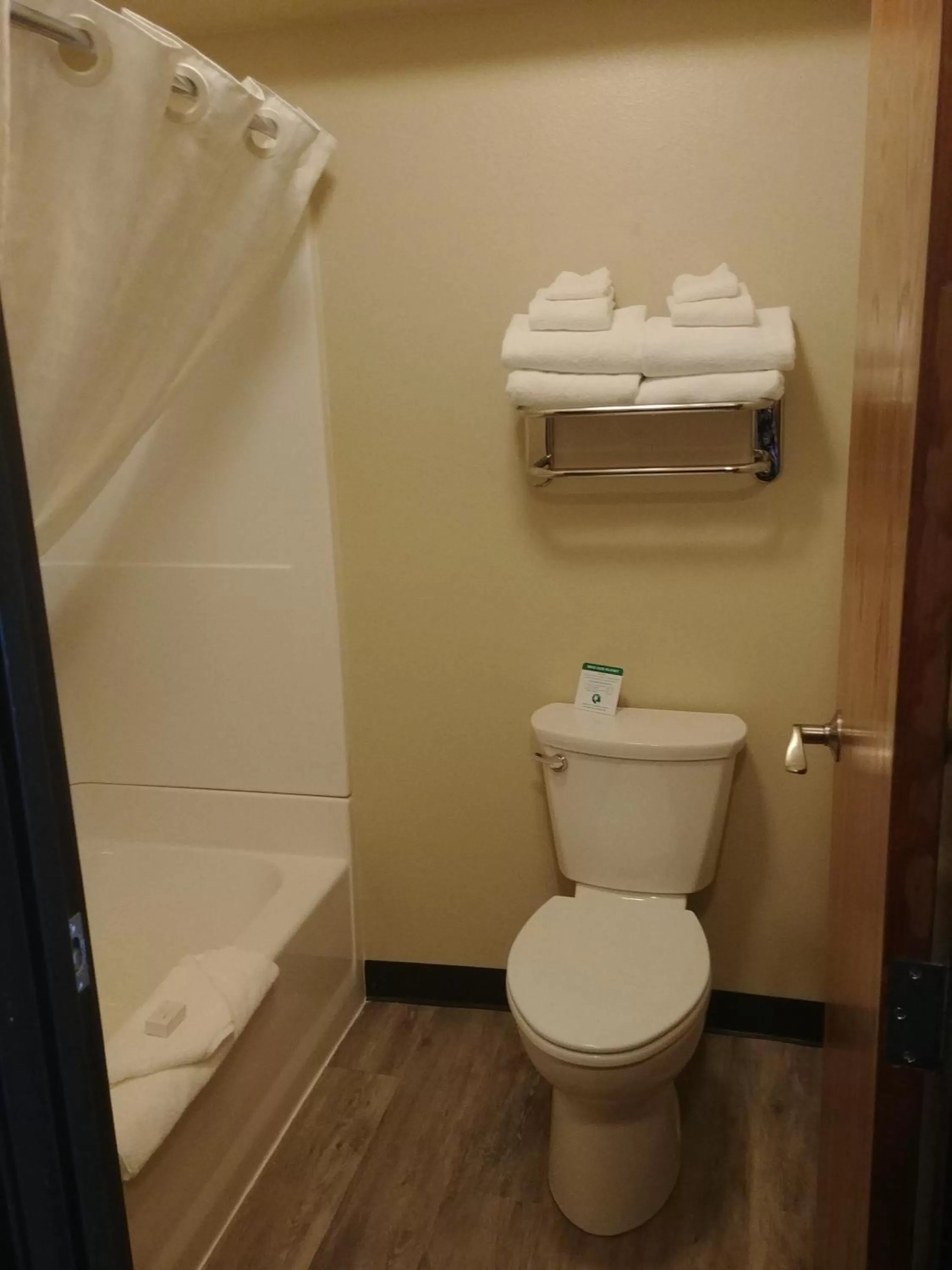 Toilet in Boarders Inn & Suites by Cobblestone Hotels - Broken Bow