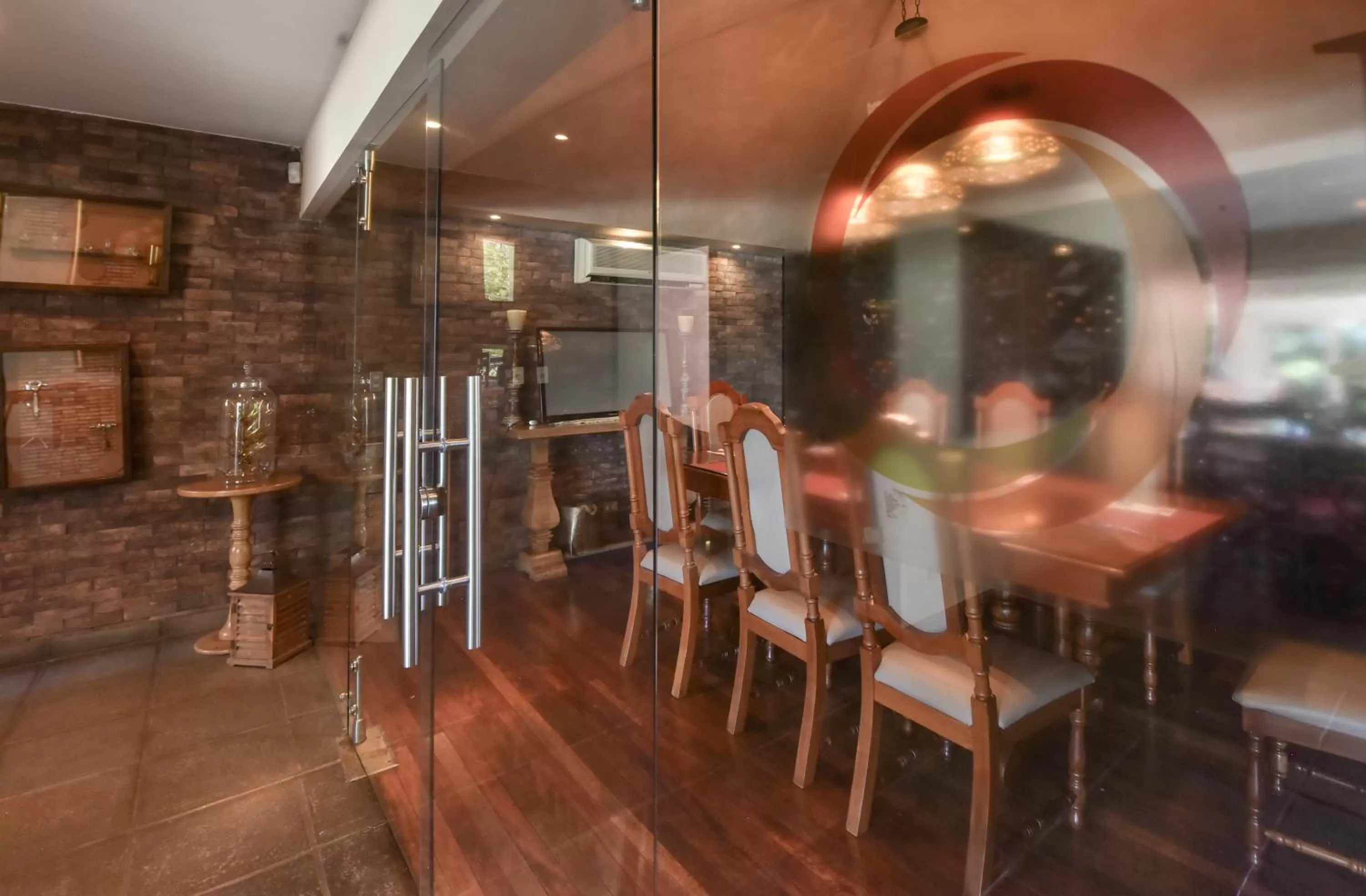 Restaurant/places to eat in La Riviera Hotel