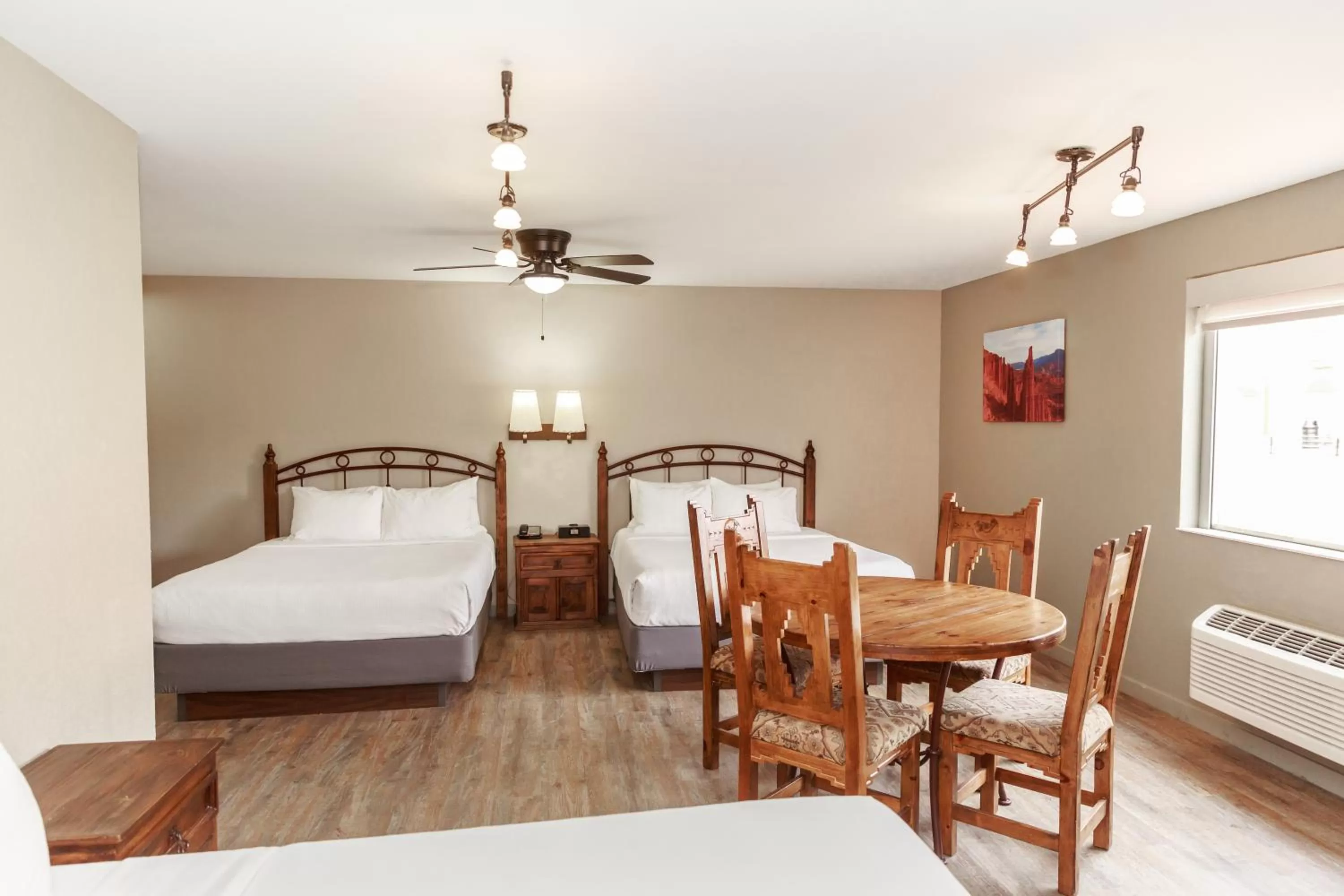 Photo of the whole room, Bed in Aarchway Inn