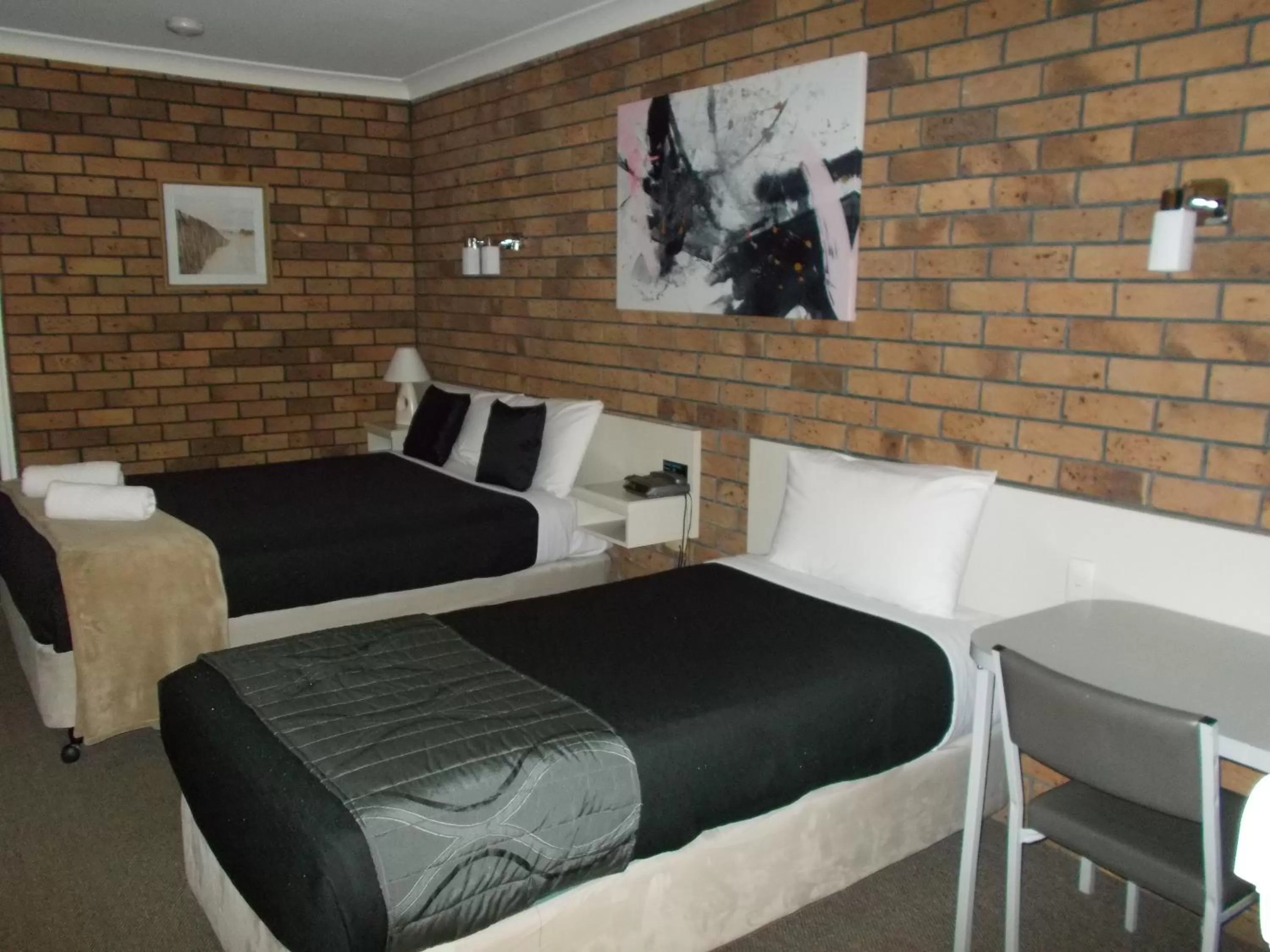 Photo of the whole room, Bed in Park House Motor Inn