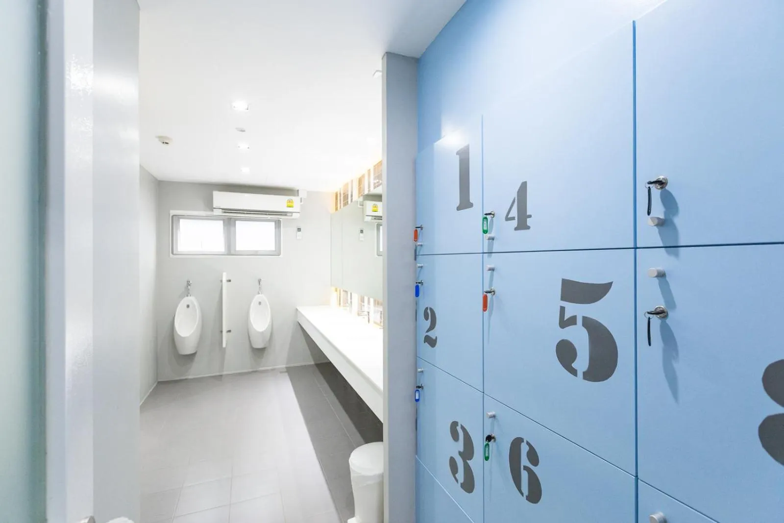 Toilet in Siam Stadium Hostel