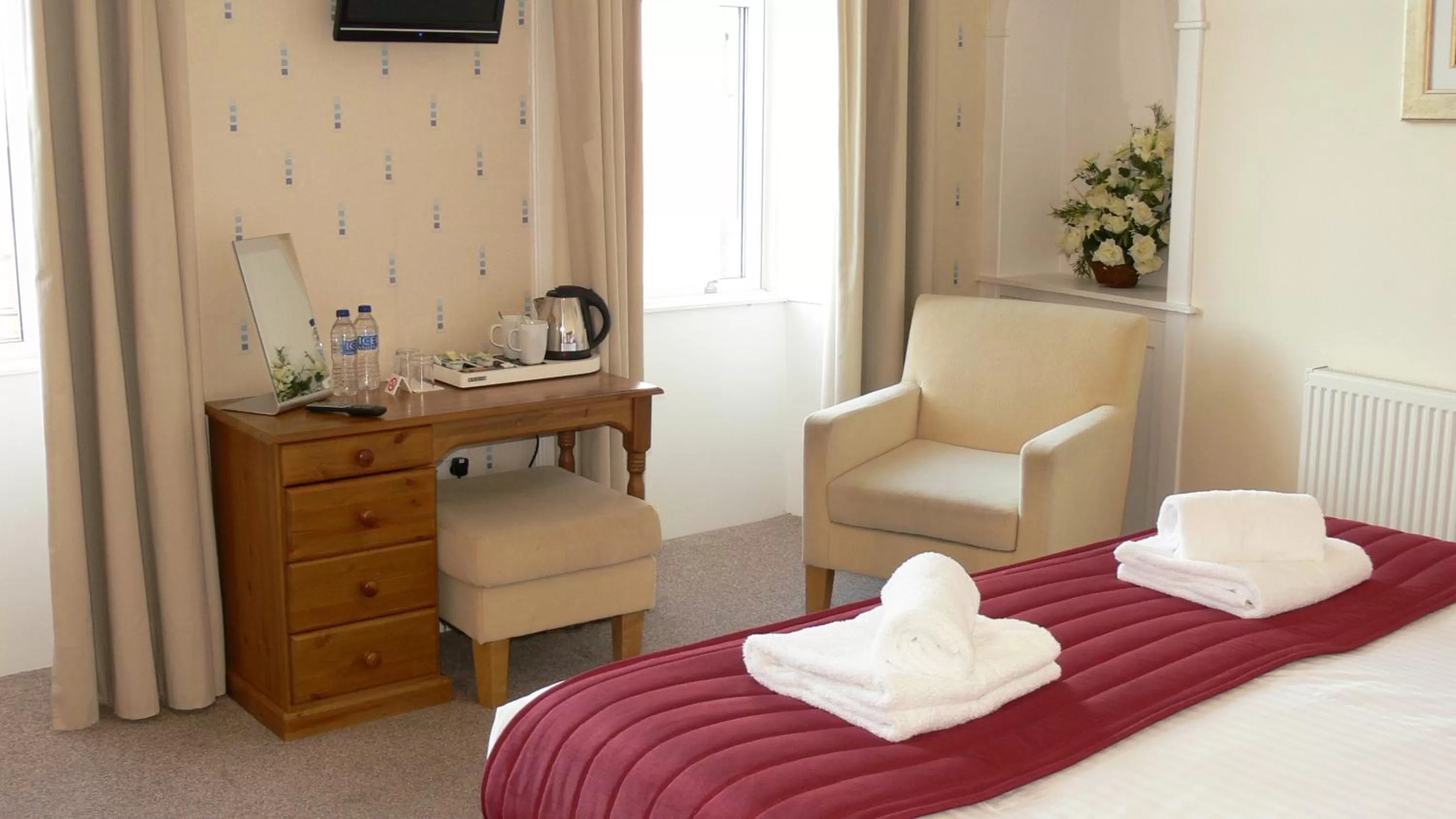 Bedroom, Bed in The Home Arms Guesthouse