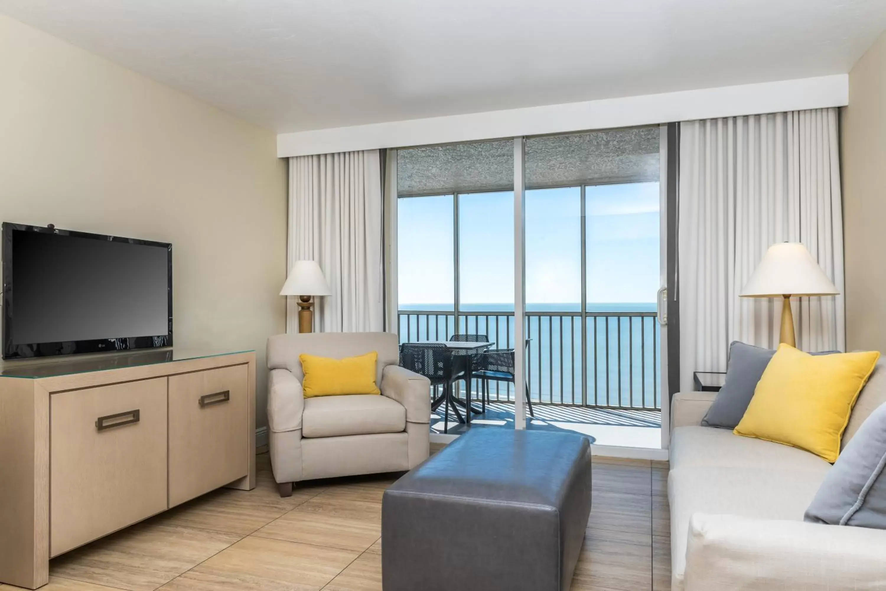 Beachfront View One Bedroom Suite in Diamond Head Beach Resort Beachfront View One Bedroom Suite in Diamond Head Beach Resort