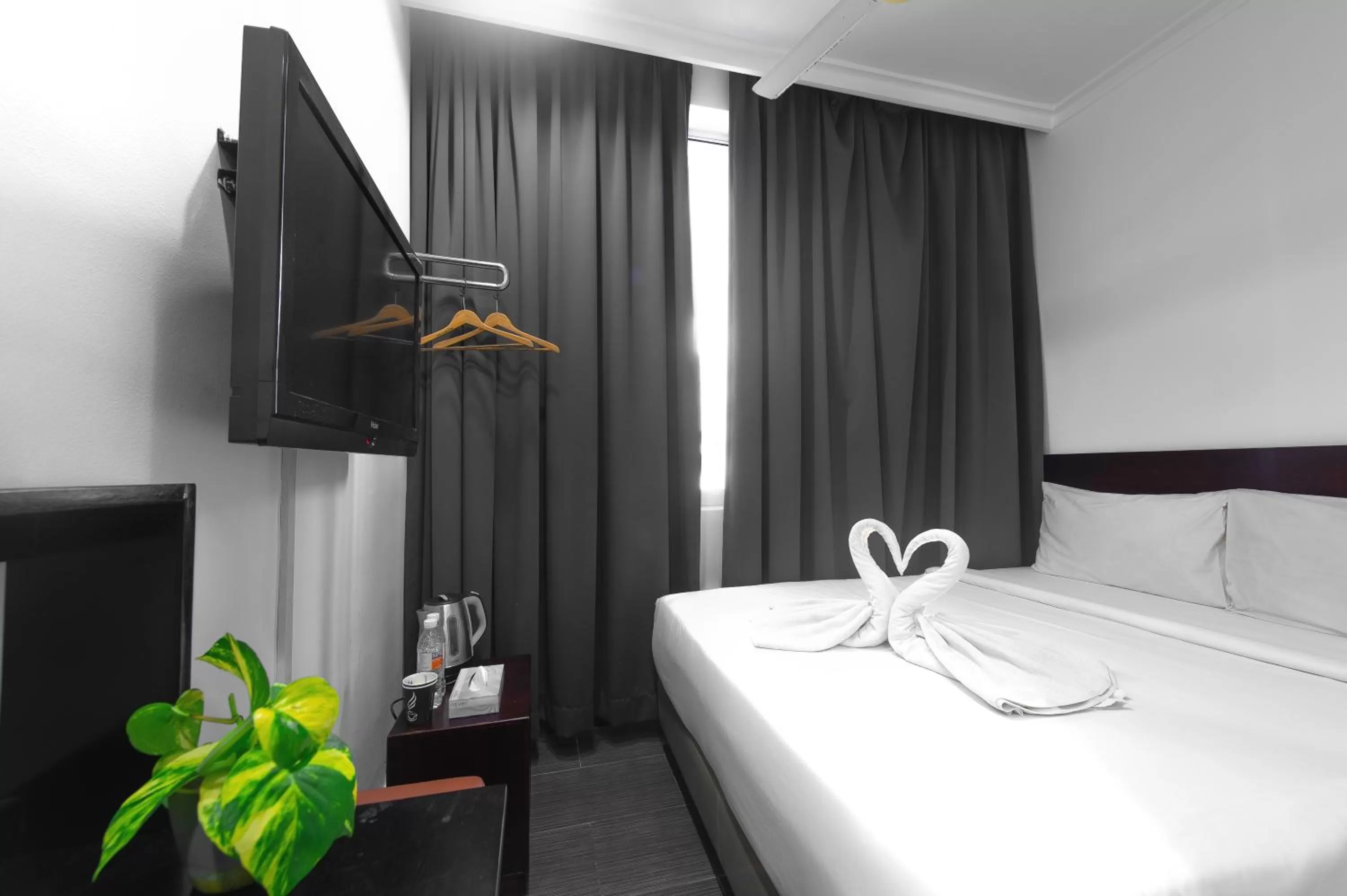 Bedroom, Bed in Tune Hotel - Waterfront Kuching