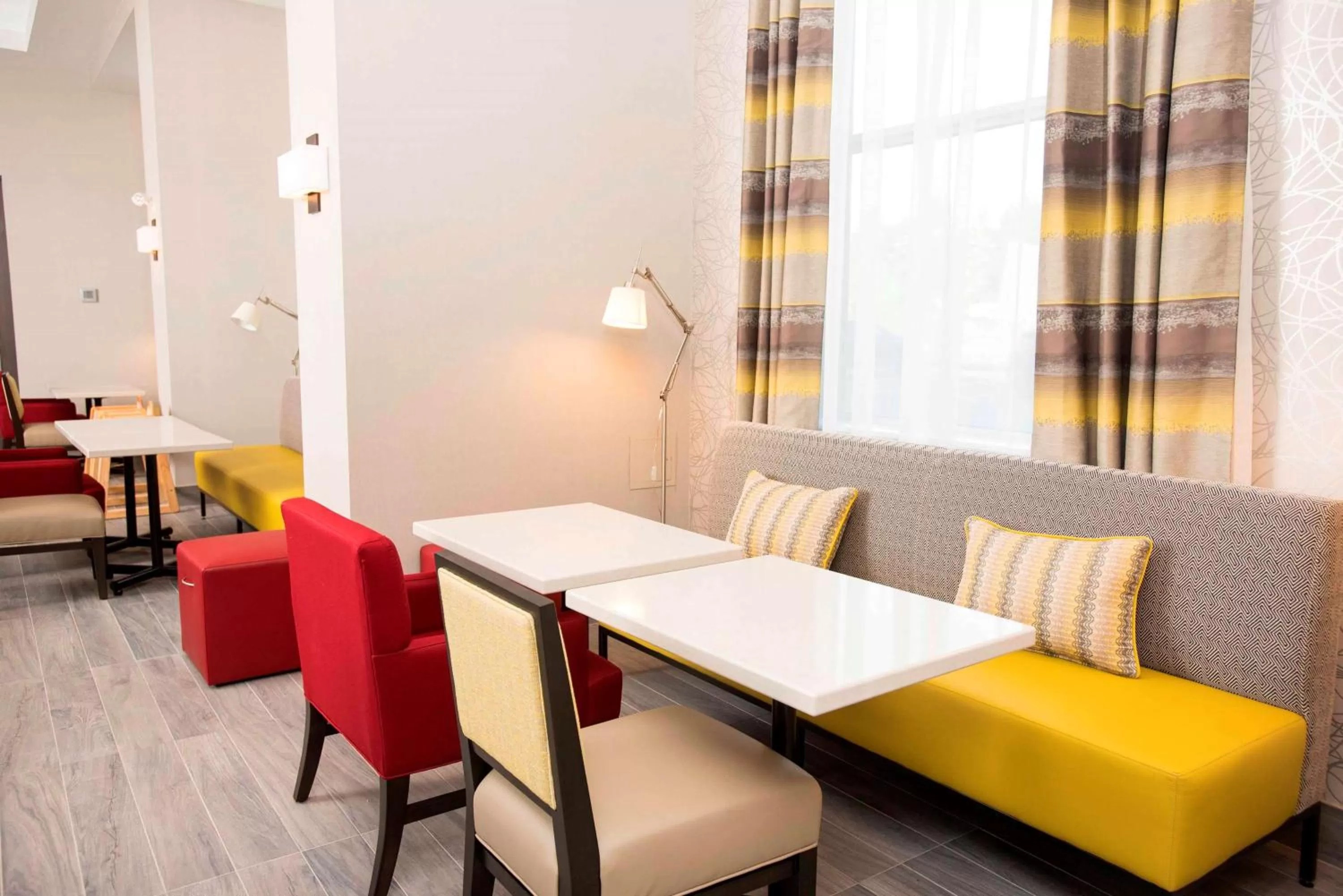 Dining area in Hampton Inn & Suites by Hilton Thunder Bay