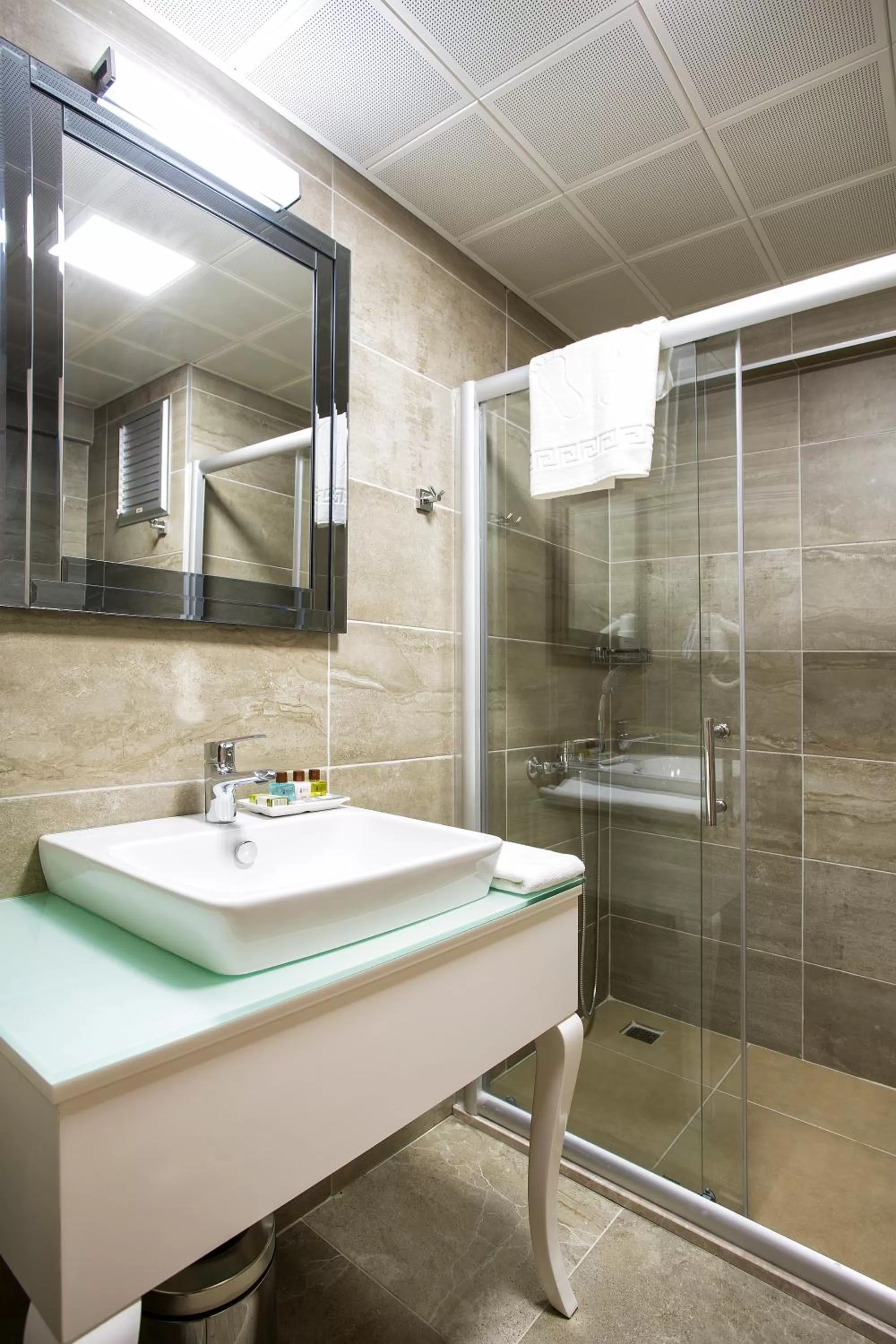 Shower in Perla Arya Hotel