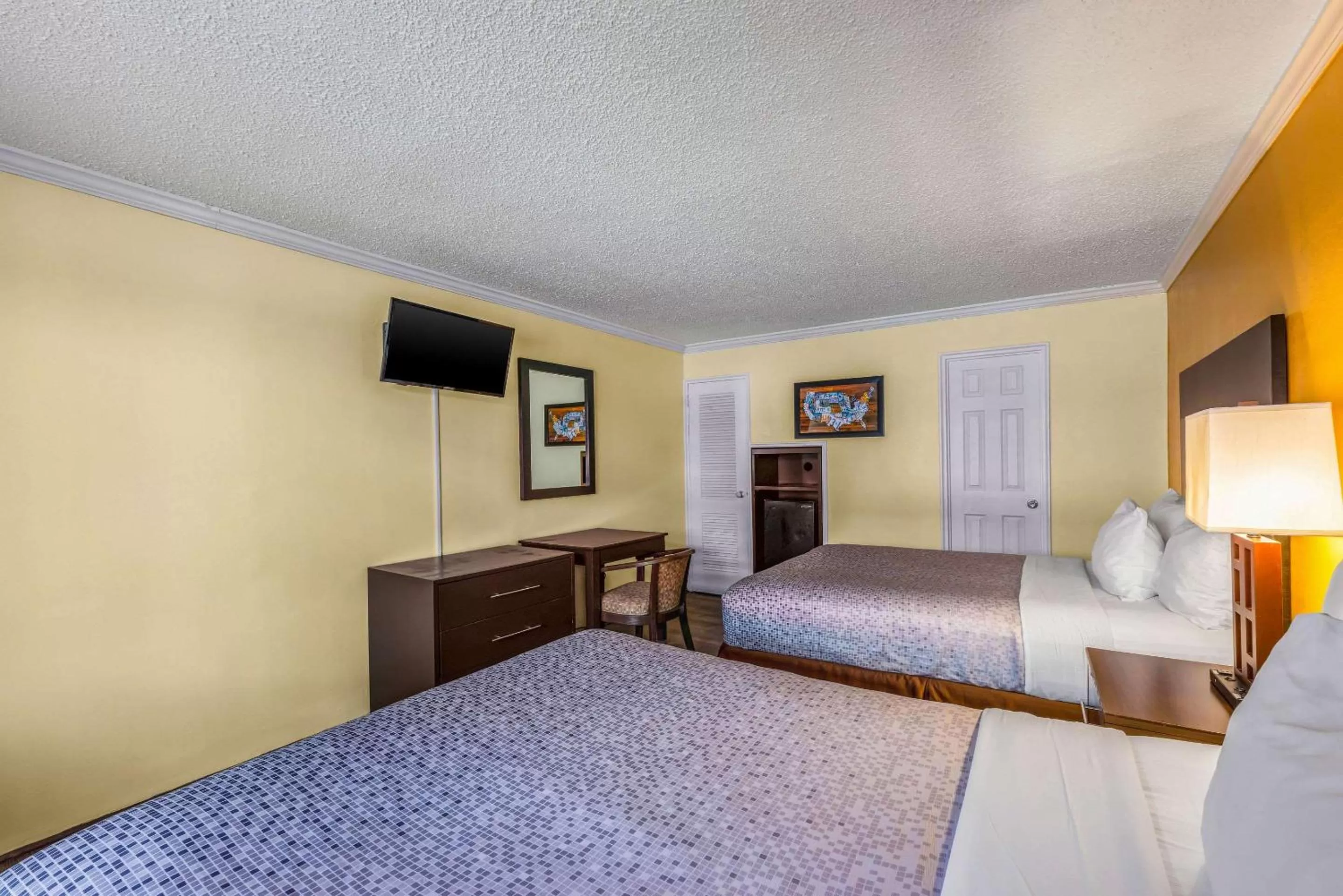 Photo of the whole room, Bed in Econo Lodge Beach and Boardwalk