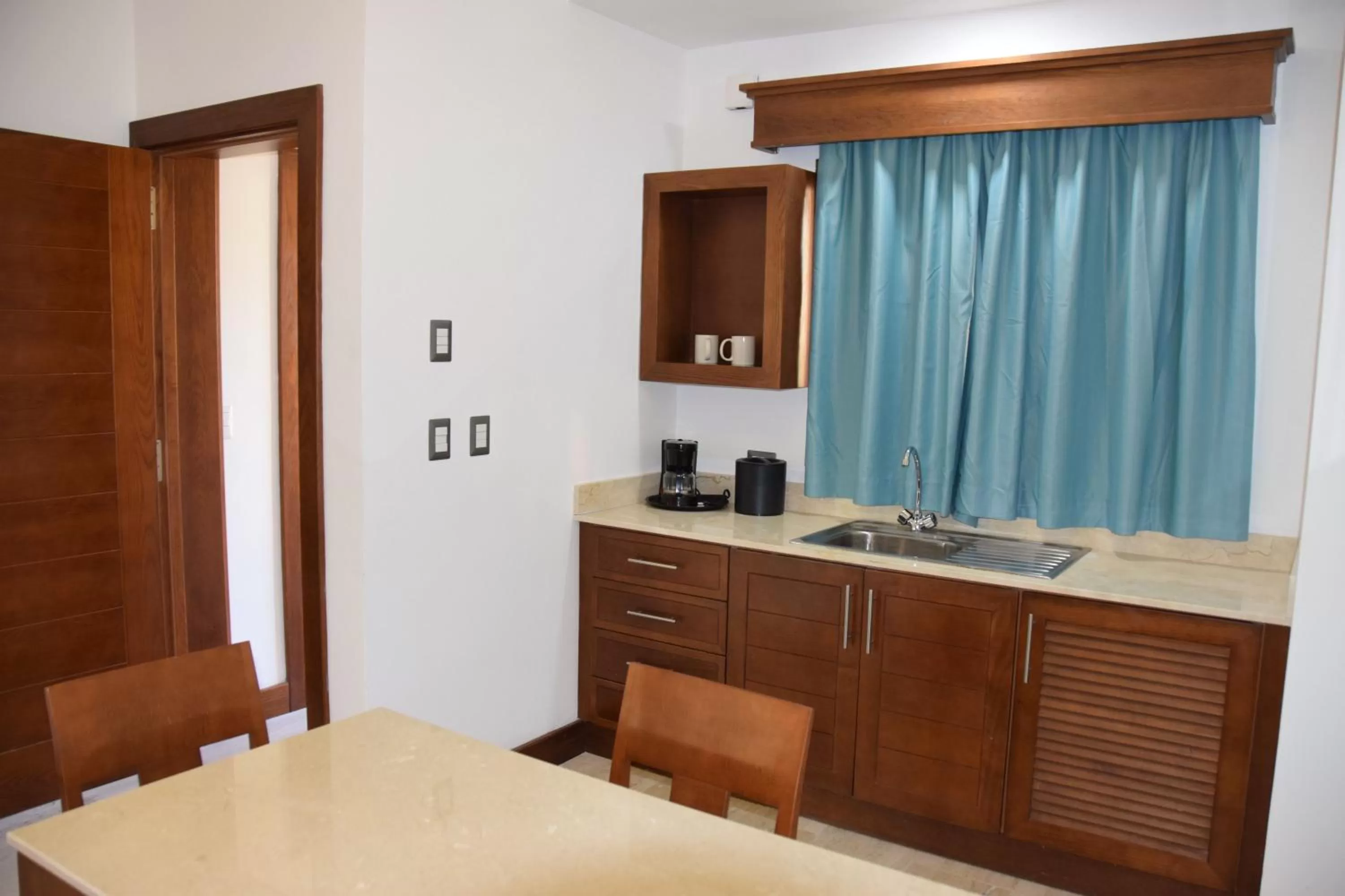 Living room, Kitchen/Kitchenette in Sunset Boutique Hotel All Suites