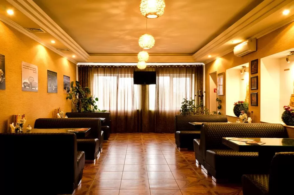 Restaurant/Places to Eat in Hotel 8th Mile