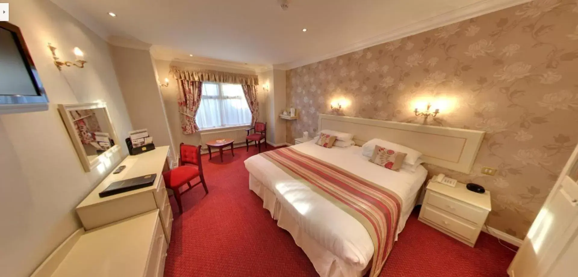 Deluxe Double or Twin Room in Consort Hotel Deluxe Double or Twin Room in Consort Hotel