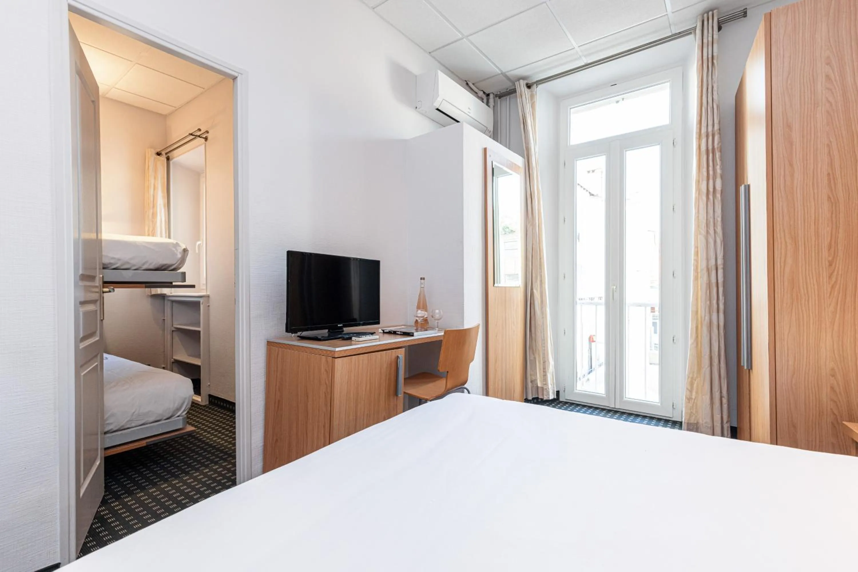 Photo of the whole room in Naomi Cannes