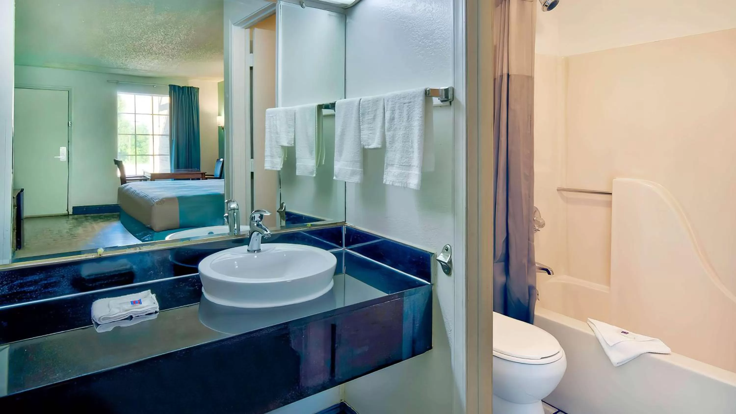 Bedroom in Motel 6-Grand Rivers, KY