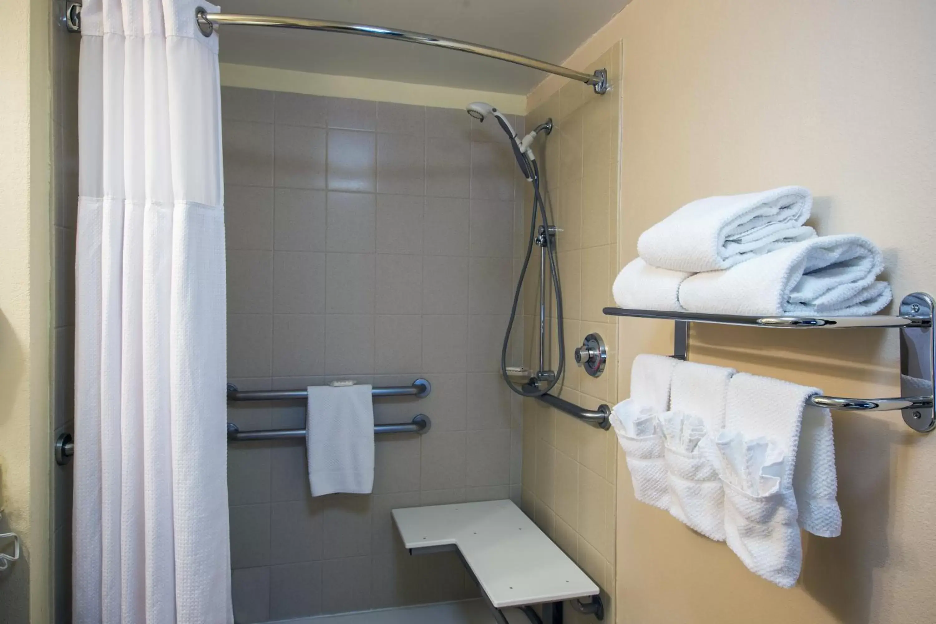 One-Bedroom Queen Room with Mobility Accessible Tub - Non-Smoking in Staybridge Suites Wilmington-Newark by IHG One-Bedroom Queen Room with Mobility Accessible Tub - Non-Smoking in Staybridge Suites Wilmington-Newark by IHG