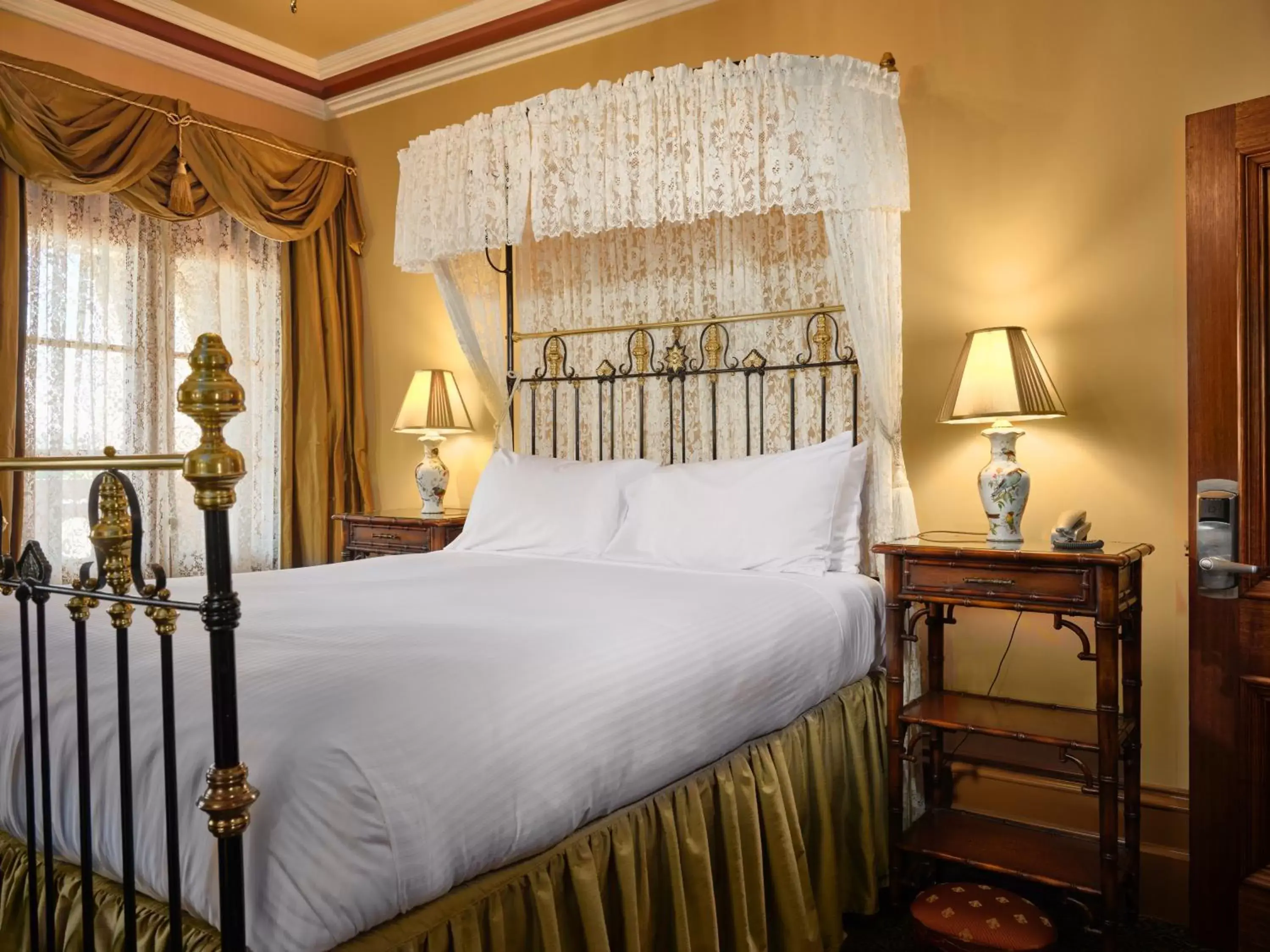 Classic Queen in Craig's Royal Hotel Classic Queen in Craig's Royal Hotel