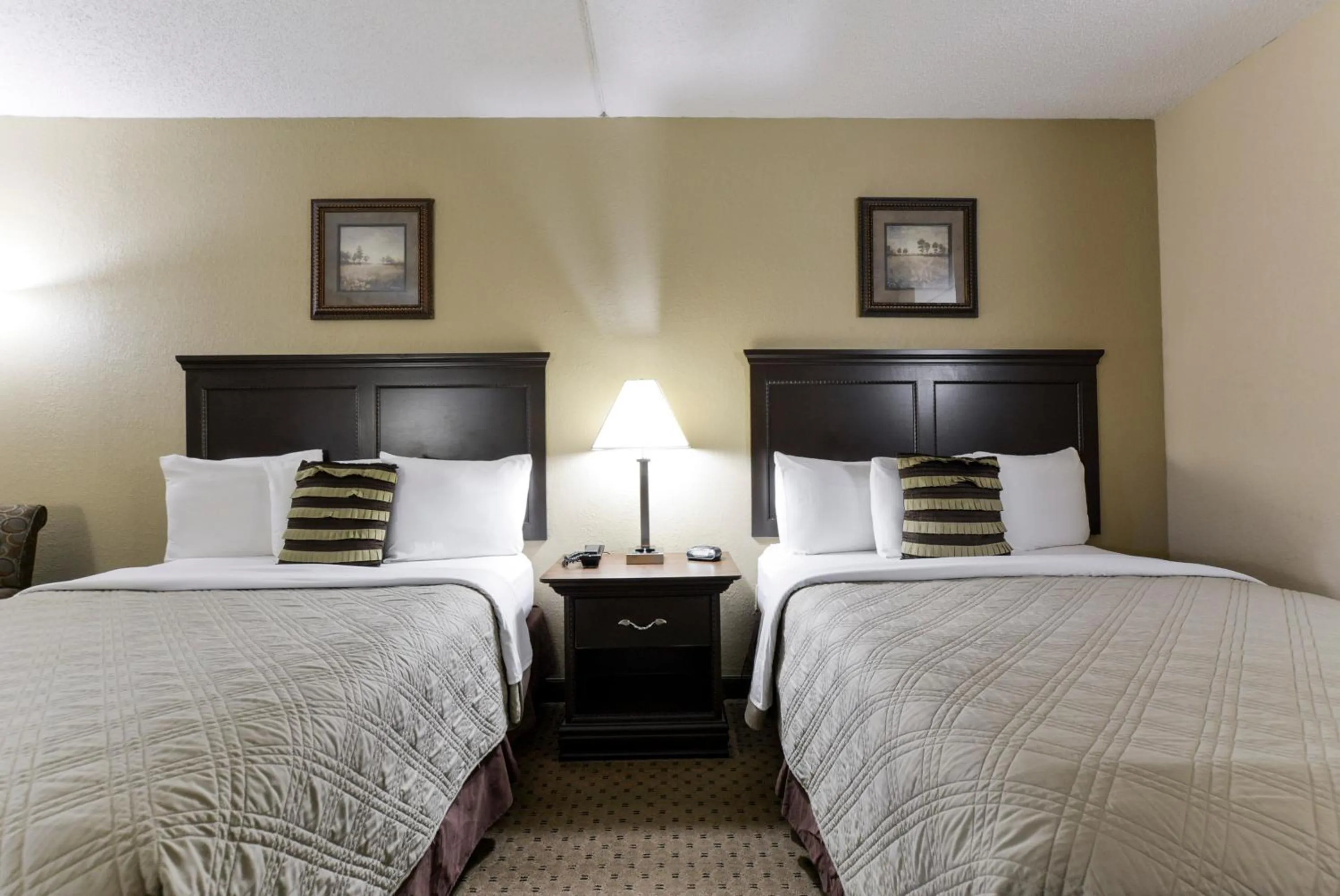 Bed in Grand View Inn & Suites