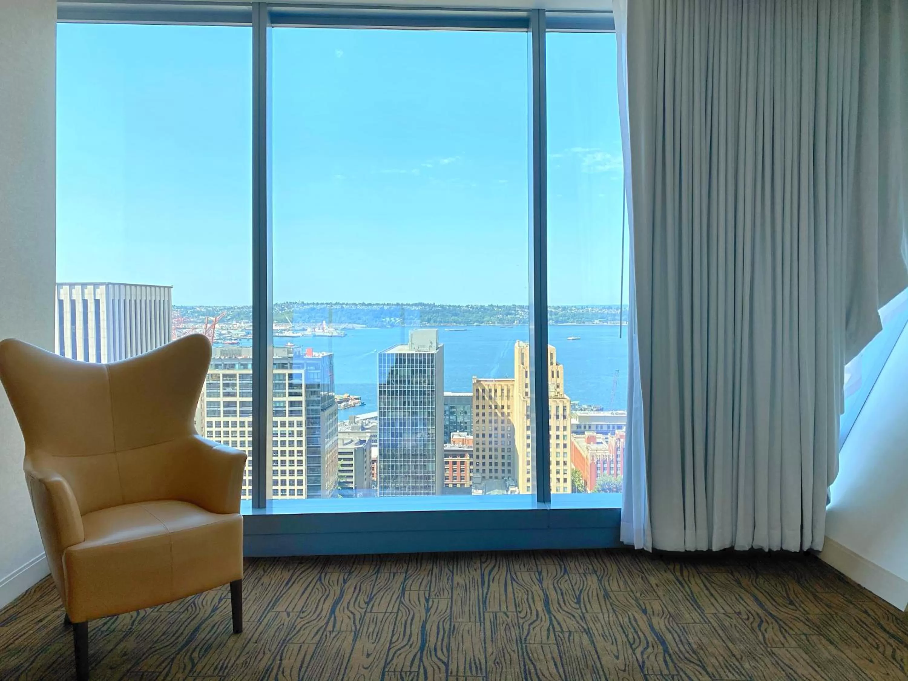 Seating area, Bed in Lotte Hotel Seattle