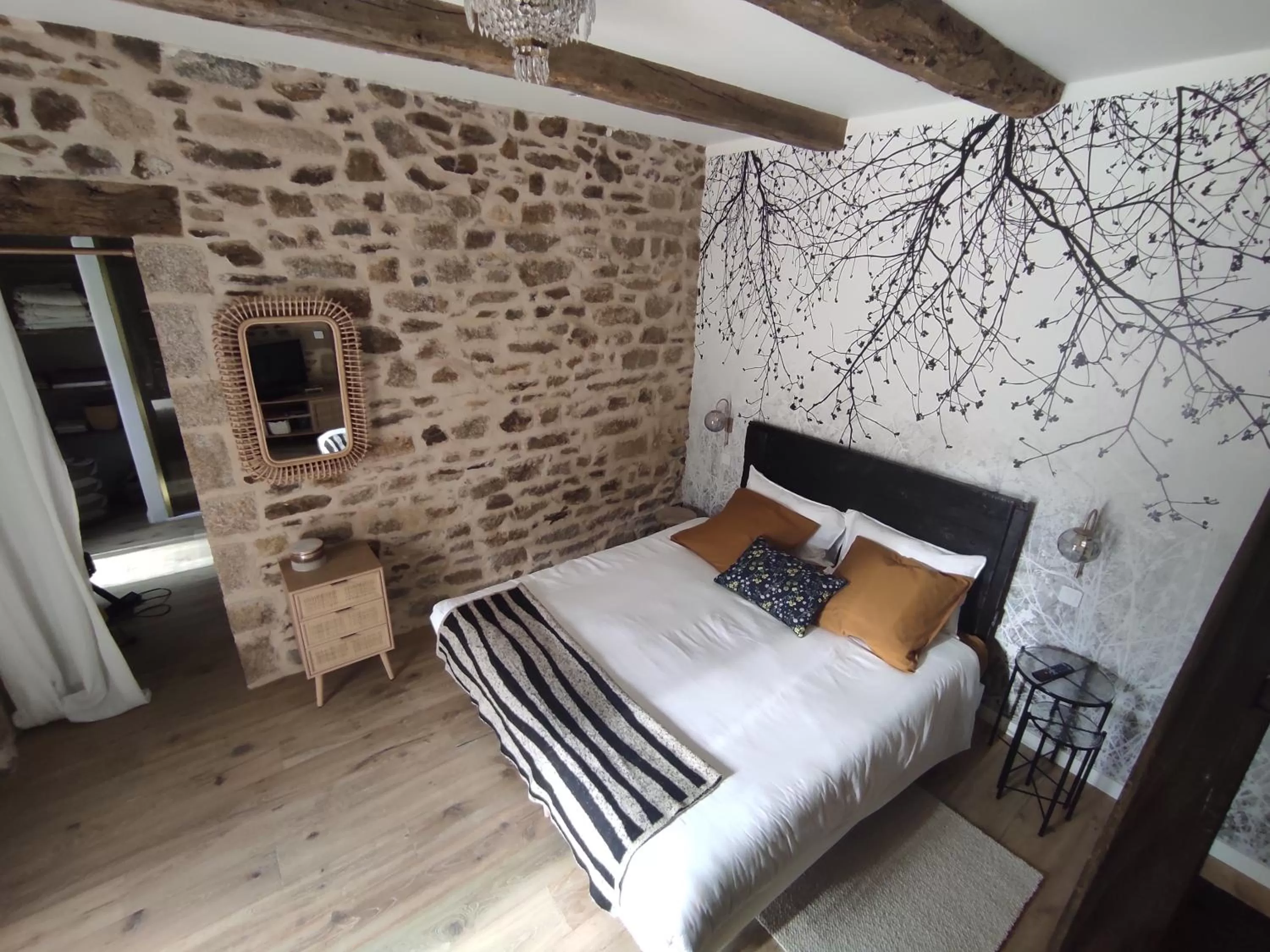 Photo of the whole room, Bed in La ville es riez