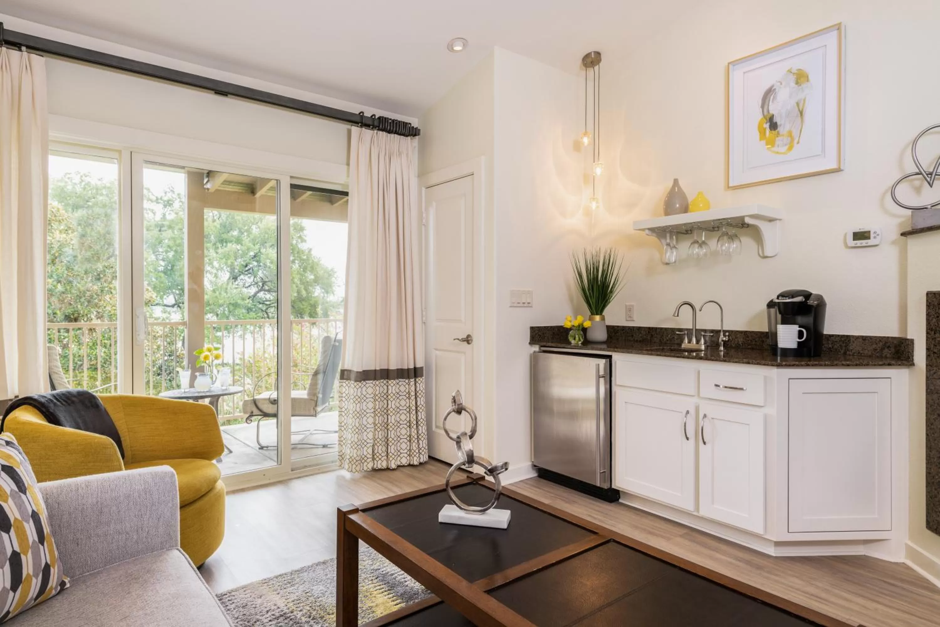 Kitchen or kitchenette in Inn on Lake Granbury a Boutique Hotel