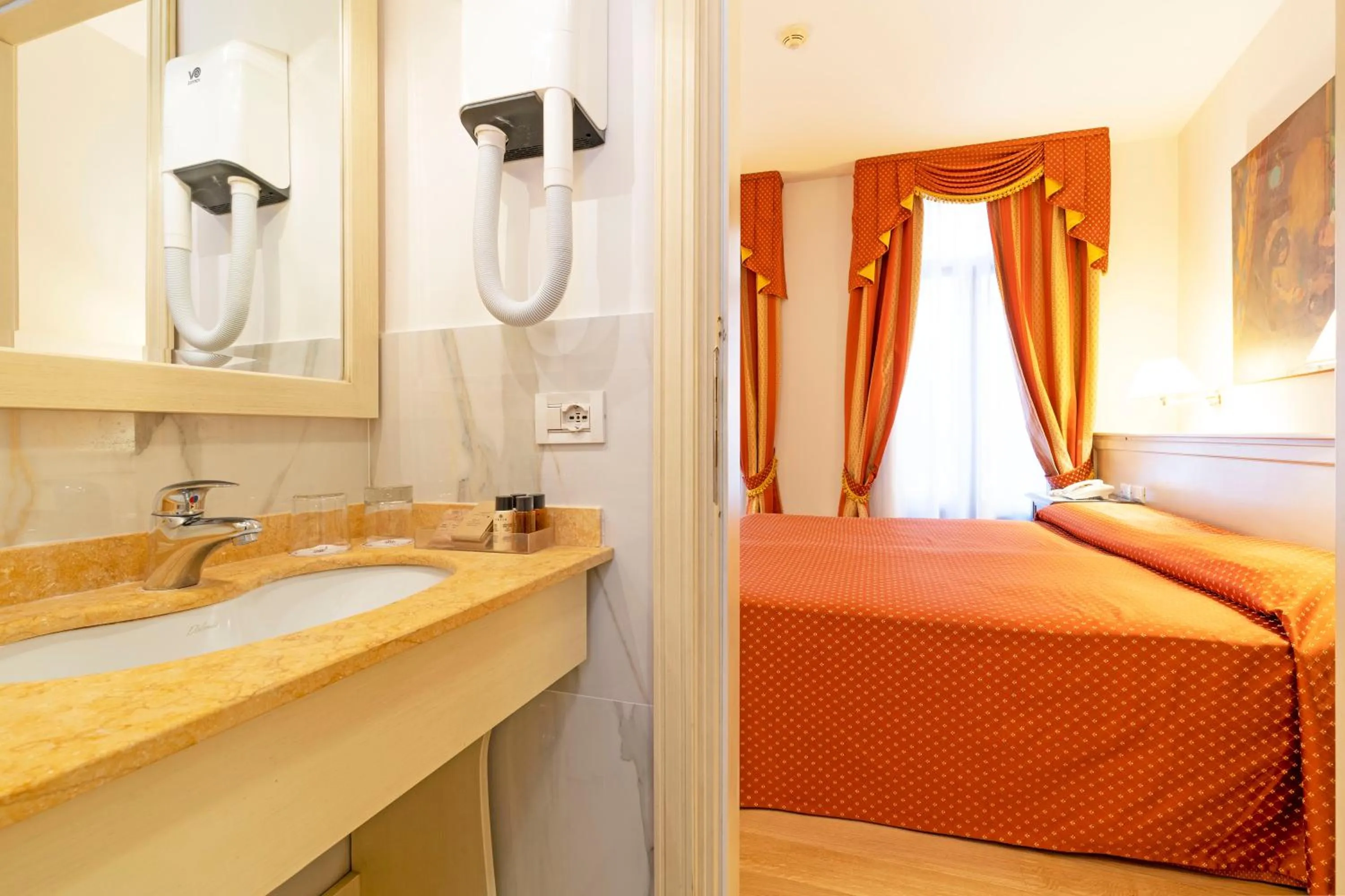 Bedroom, Bed in Hotel Bella Venezia