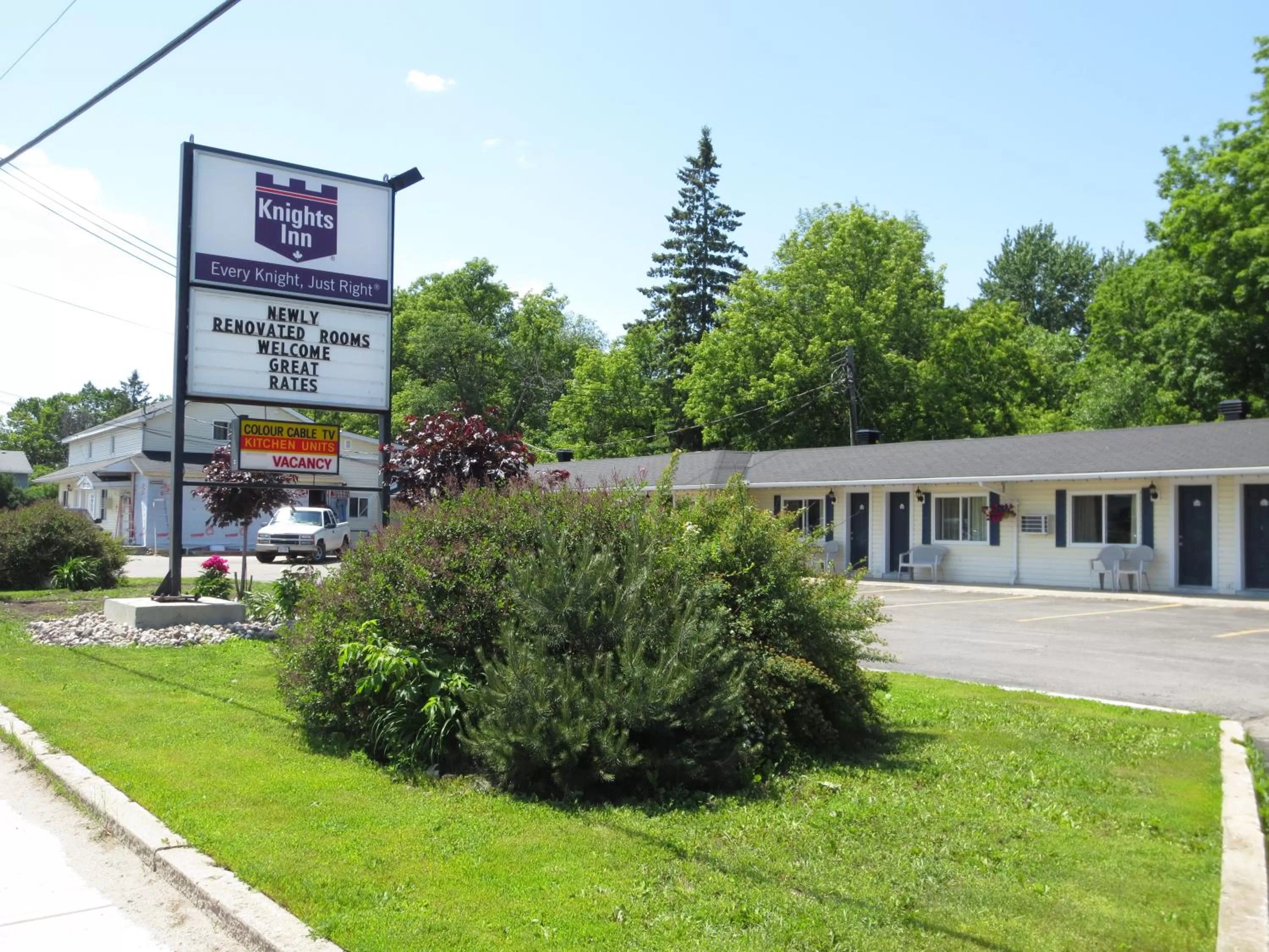 Facade/entrance in Knights Inn Arnprior
