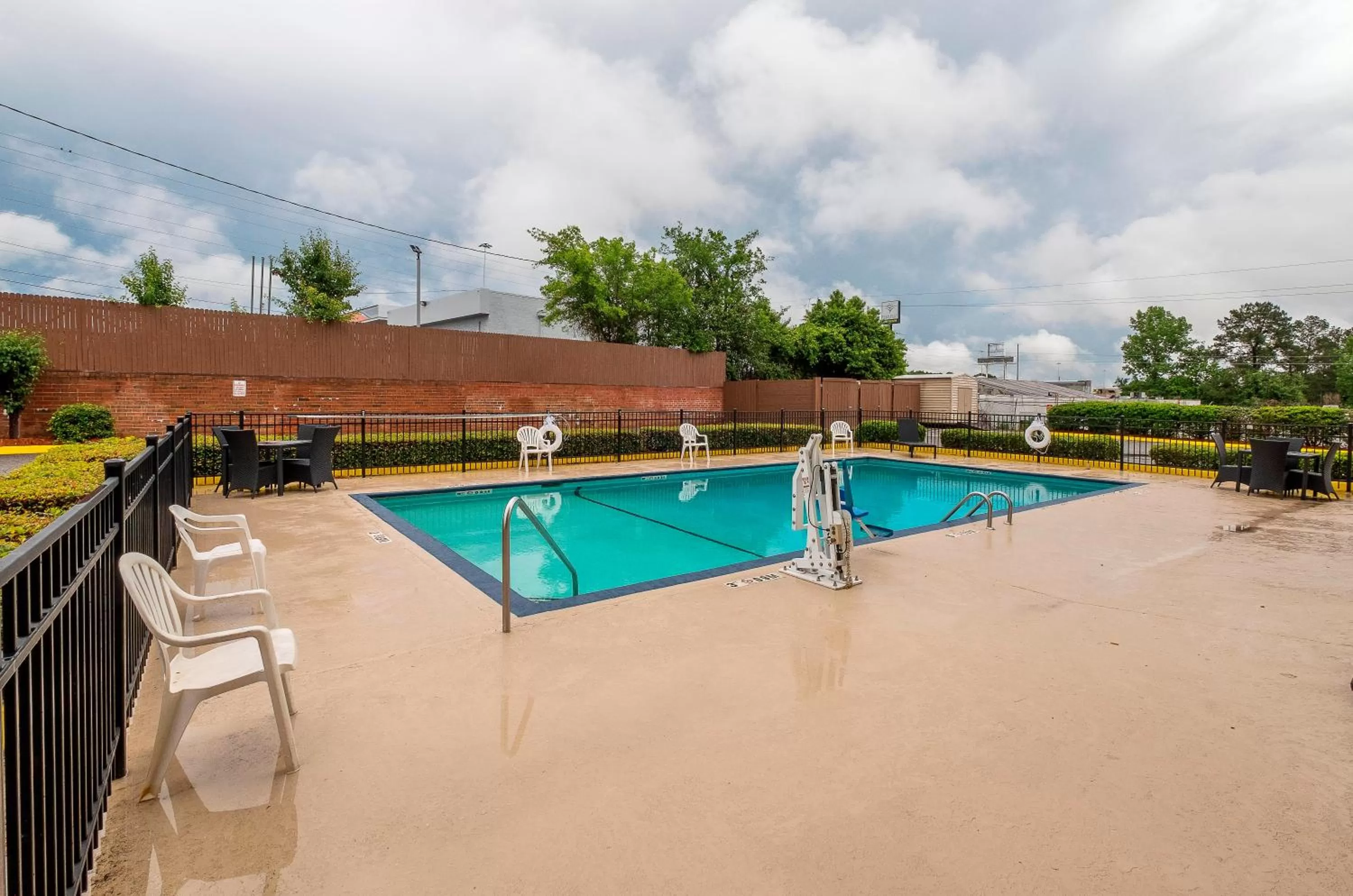 Swimming pool in Red Roof Inn & Suites Macon