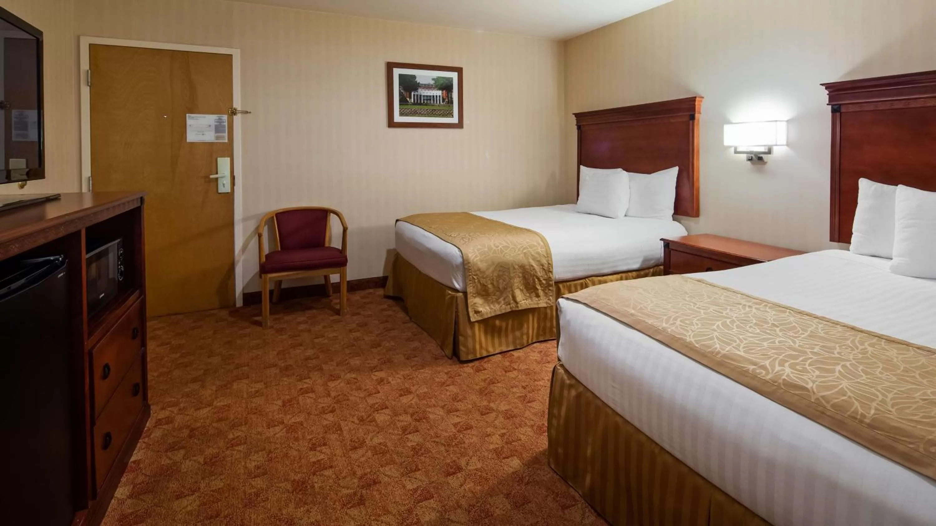 Photo of the whole room, Bed in The Inn on Storrs