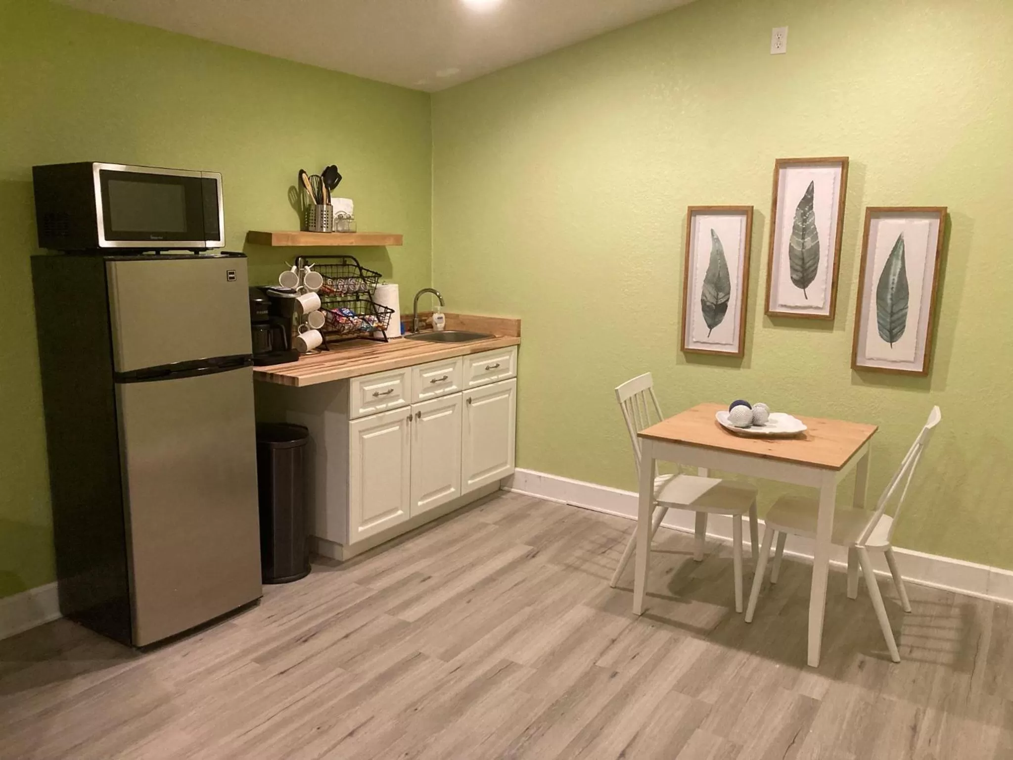 3Gulls Inn Ozona-Boutique Hotel-Steps from Restaurants & Brewery-SwimSpa Pool-Pet Friendly