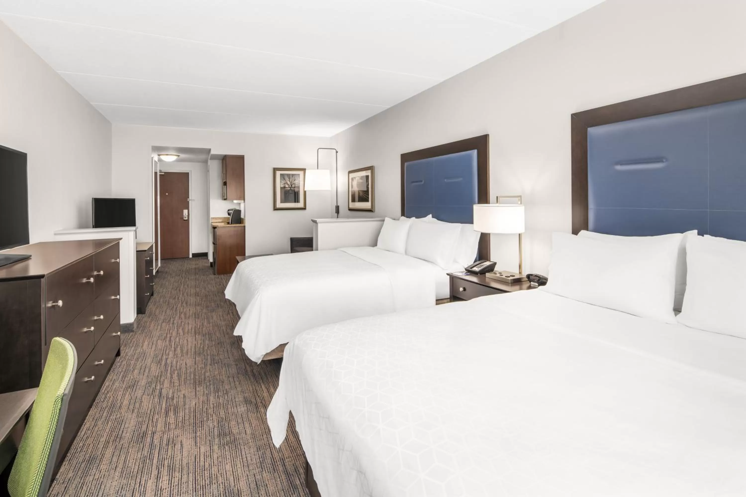 Photo of the whole room, Bed in Holiday Inn Express & Suites Wilmington-Newark by IHG