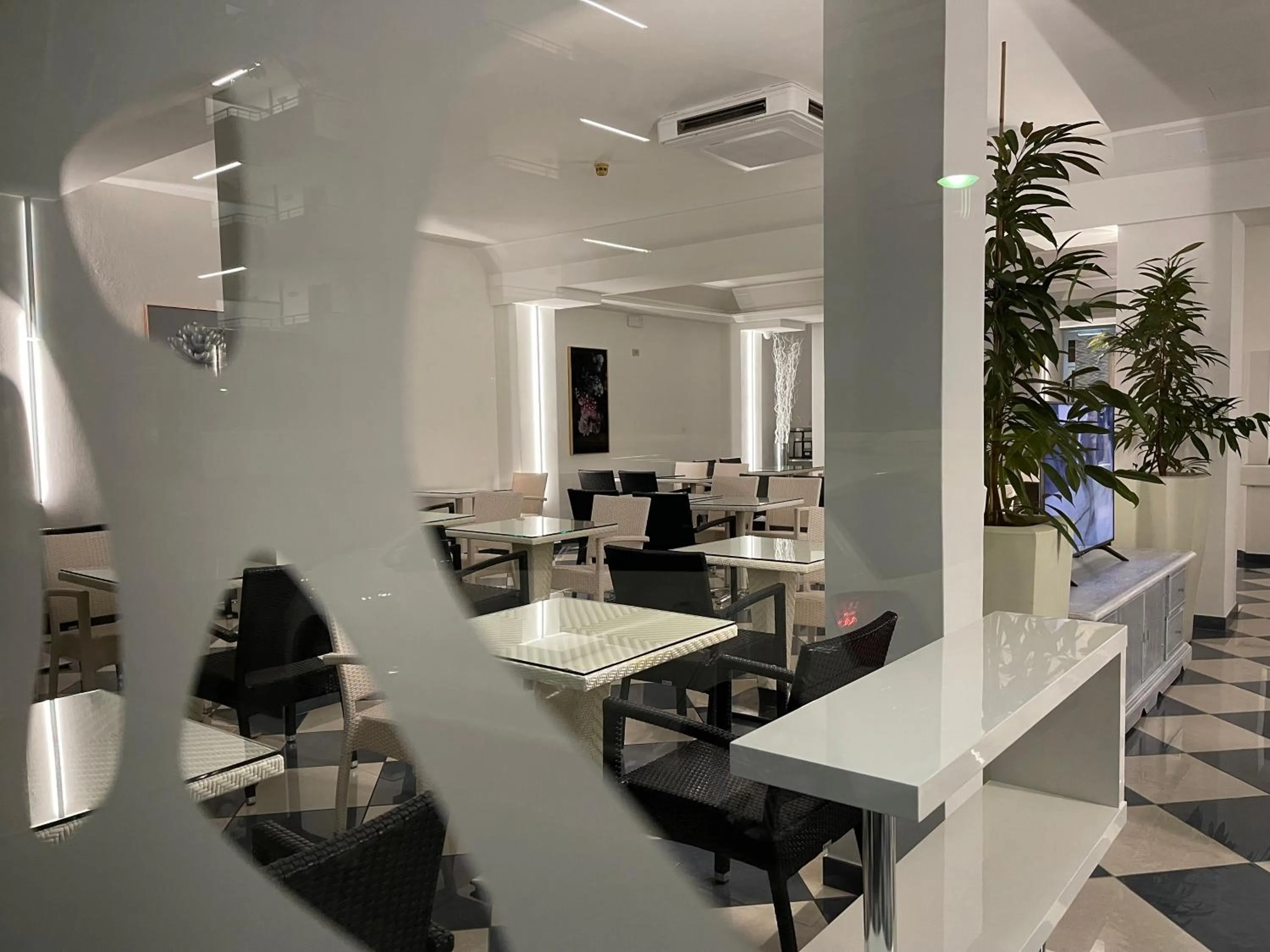 Restaurant/places to eat in Hotel Athena