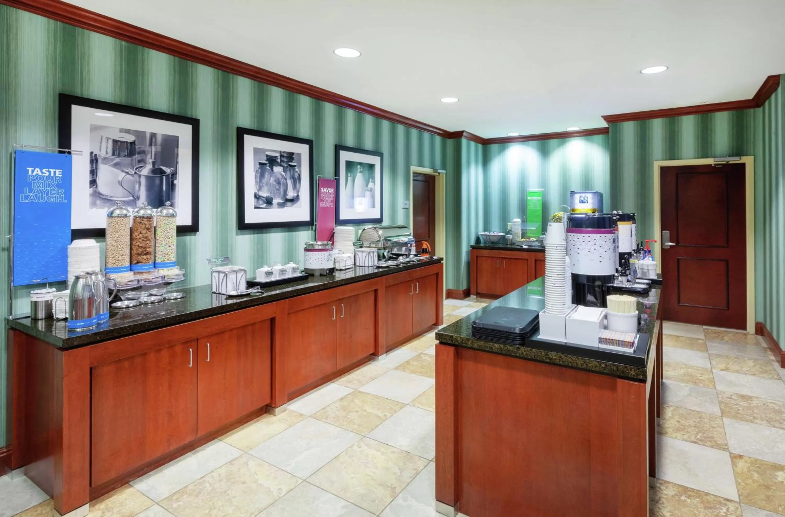 Dining area in Hampton Inn & Suites El Paso West