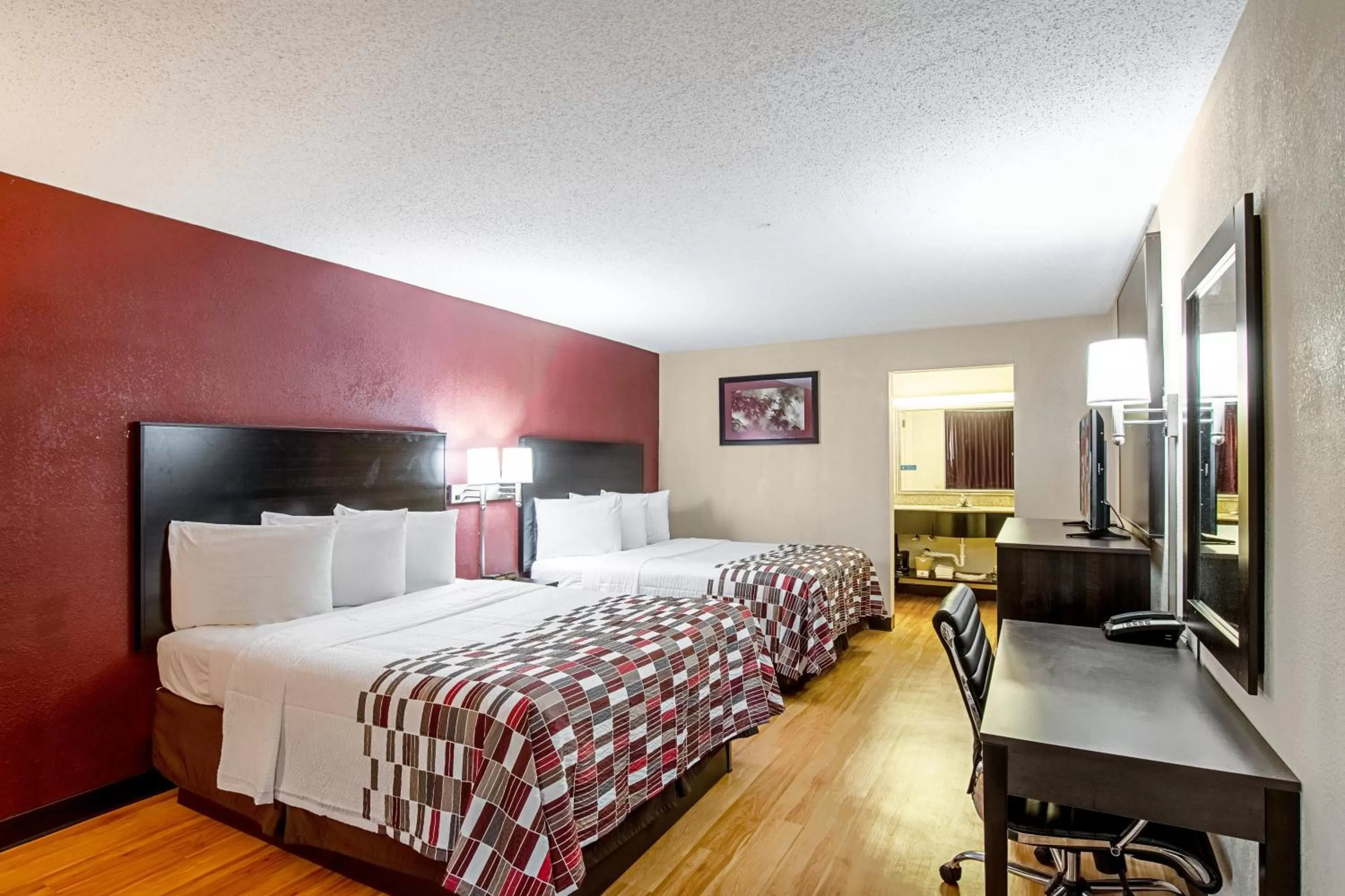 Photo of the whole room, Bed in Red Roof Inn Battle Creek