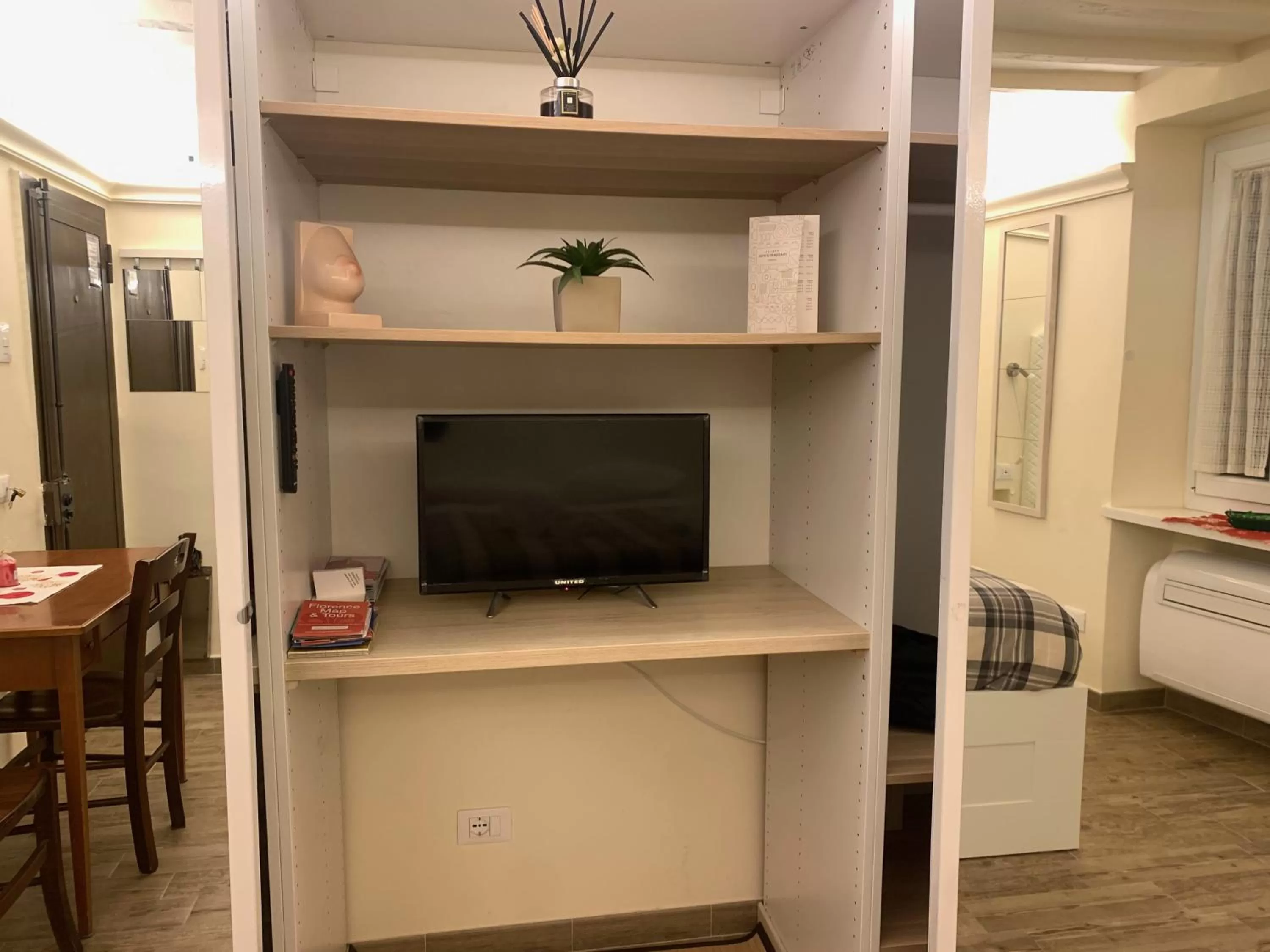 TV and multimedia, TV/Entertainment Center in GB apartments