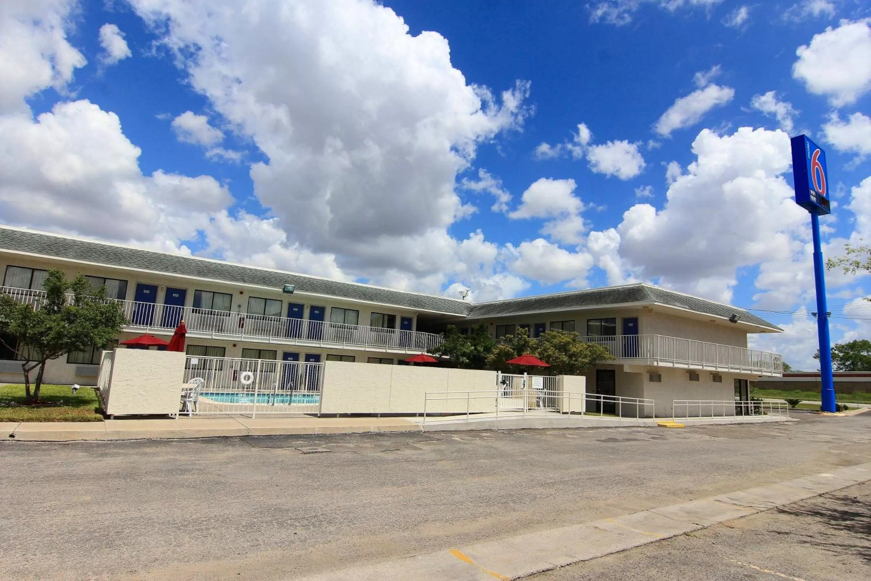 Property building in Motel 6-Kingsville, TX