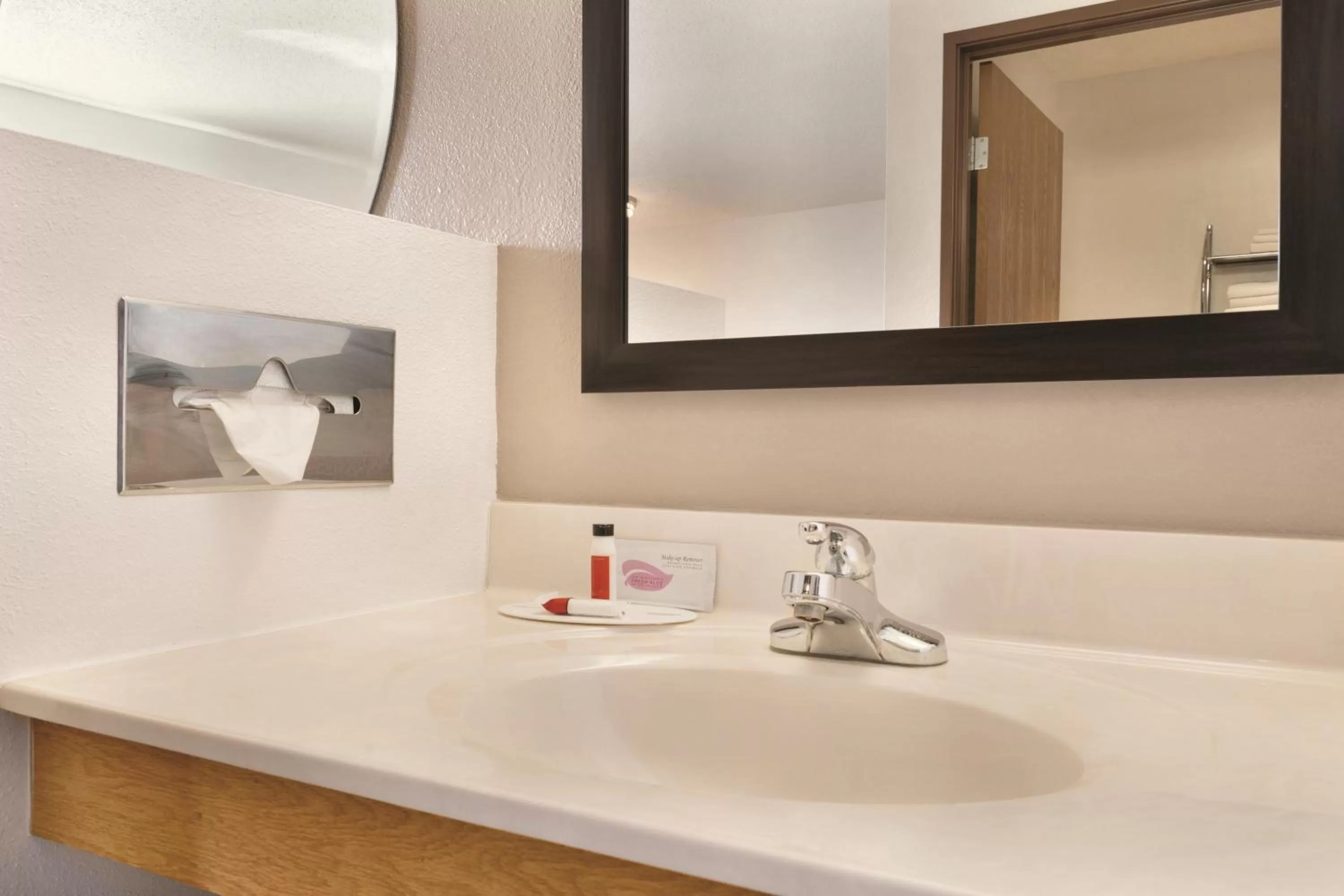 Bathroom in Super 8 by Wyndham Custer/Crazy Horse Area