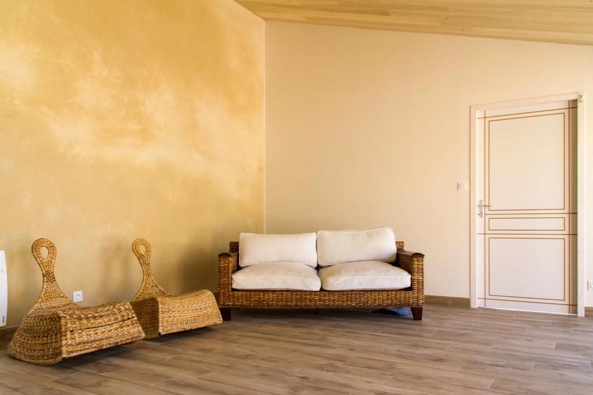 Communal lounge/ TV room in Le Puy Carmin - Chambre d'hôtes avec jacuzzi