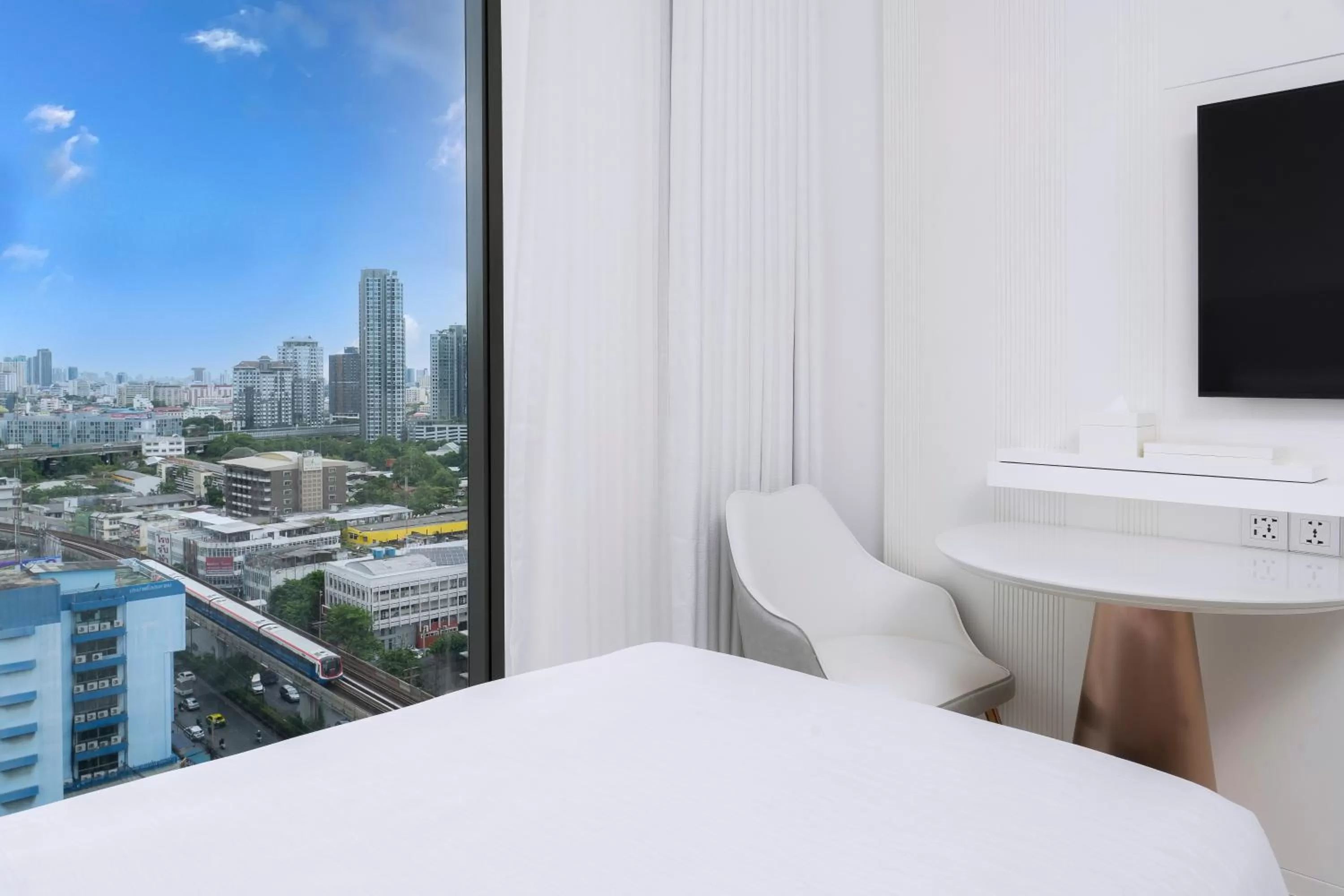 View (from property/room), Bed in INNSiDE by Meliá Bangkok Sukhumvit