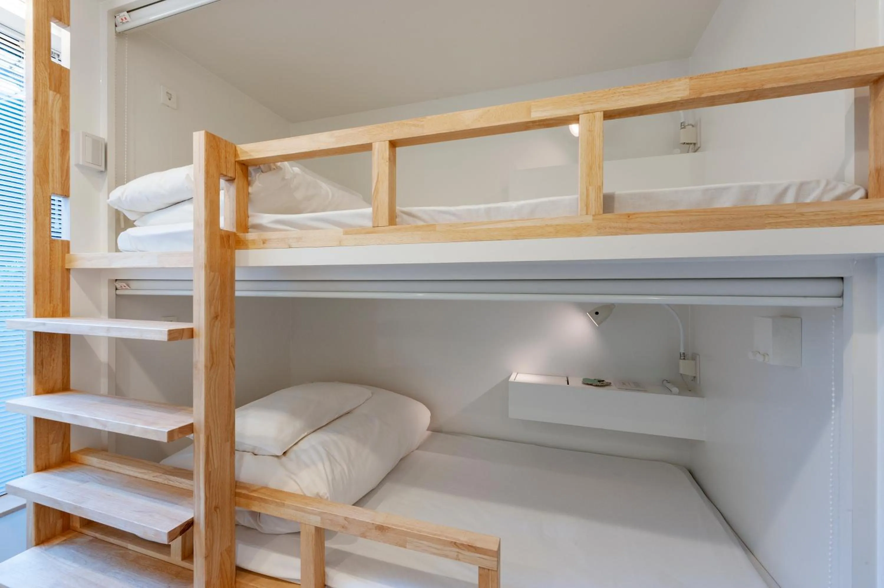 bunk bed, Bed in plat hostel keikyu haneda home