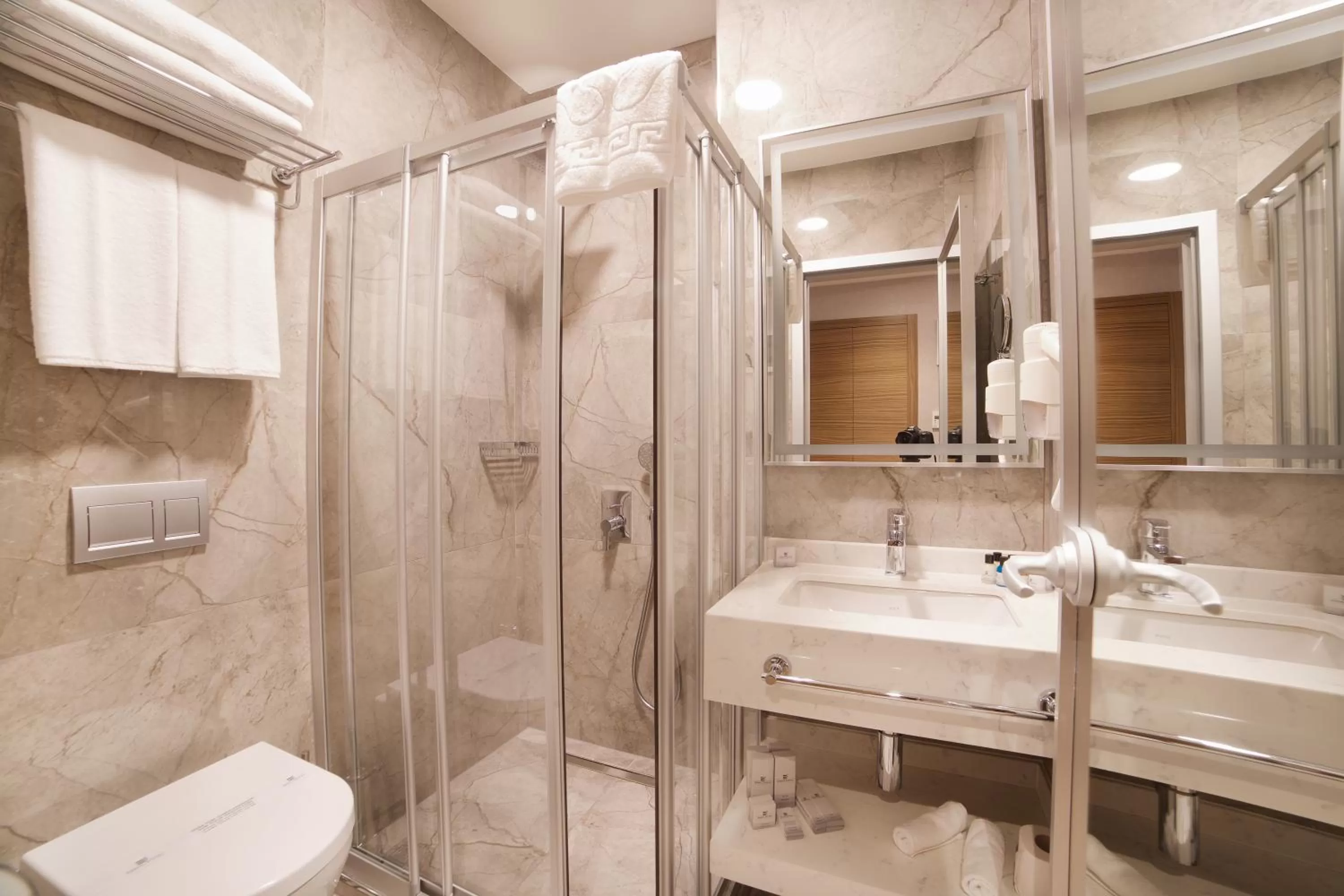 Shower in Erboy Hotel Istanbul Sirkeci