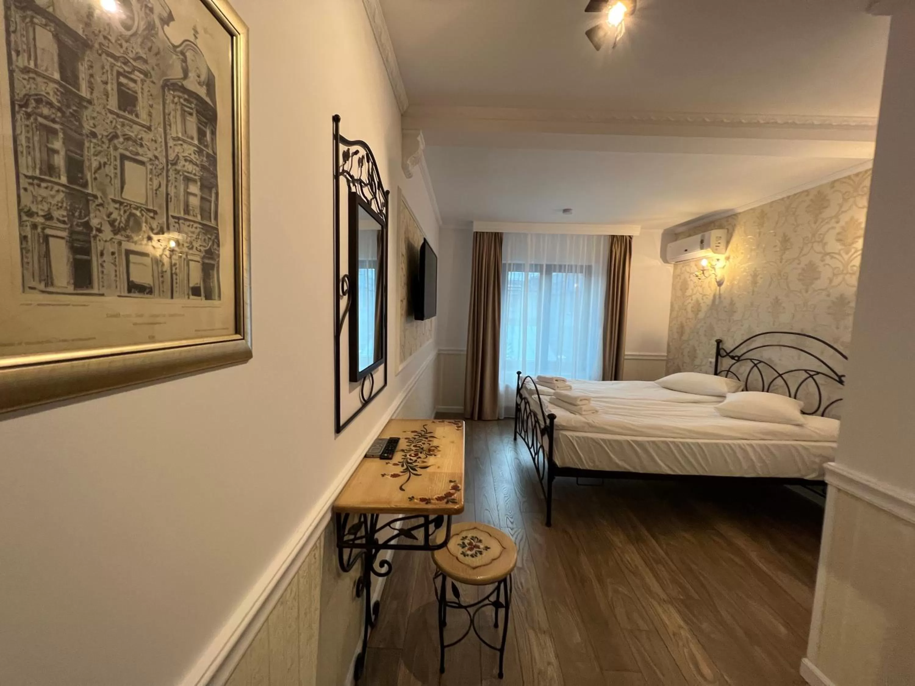 Photo of the whole room, Bed in Hotel Boutique Cathedral Plaza Residences room for rent downtown