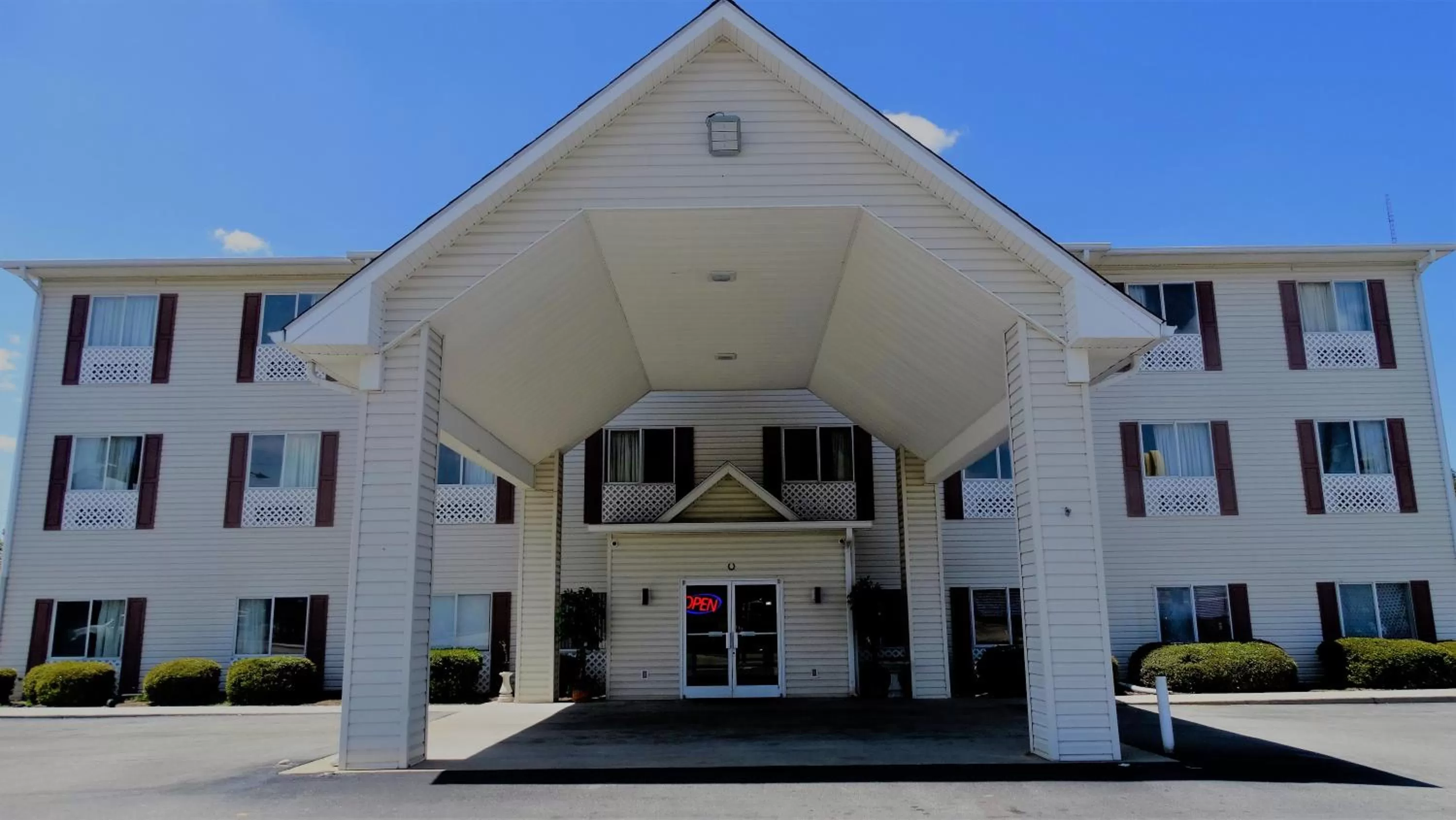 Property building in Oak Tree Inn & Suites