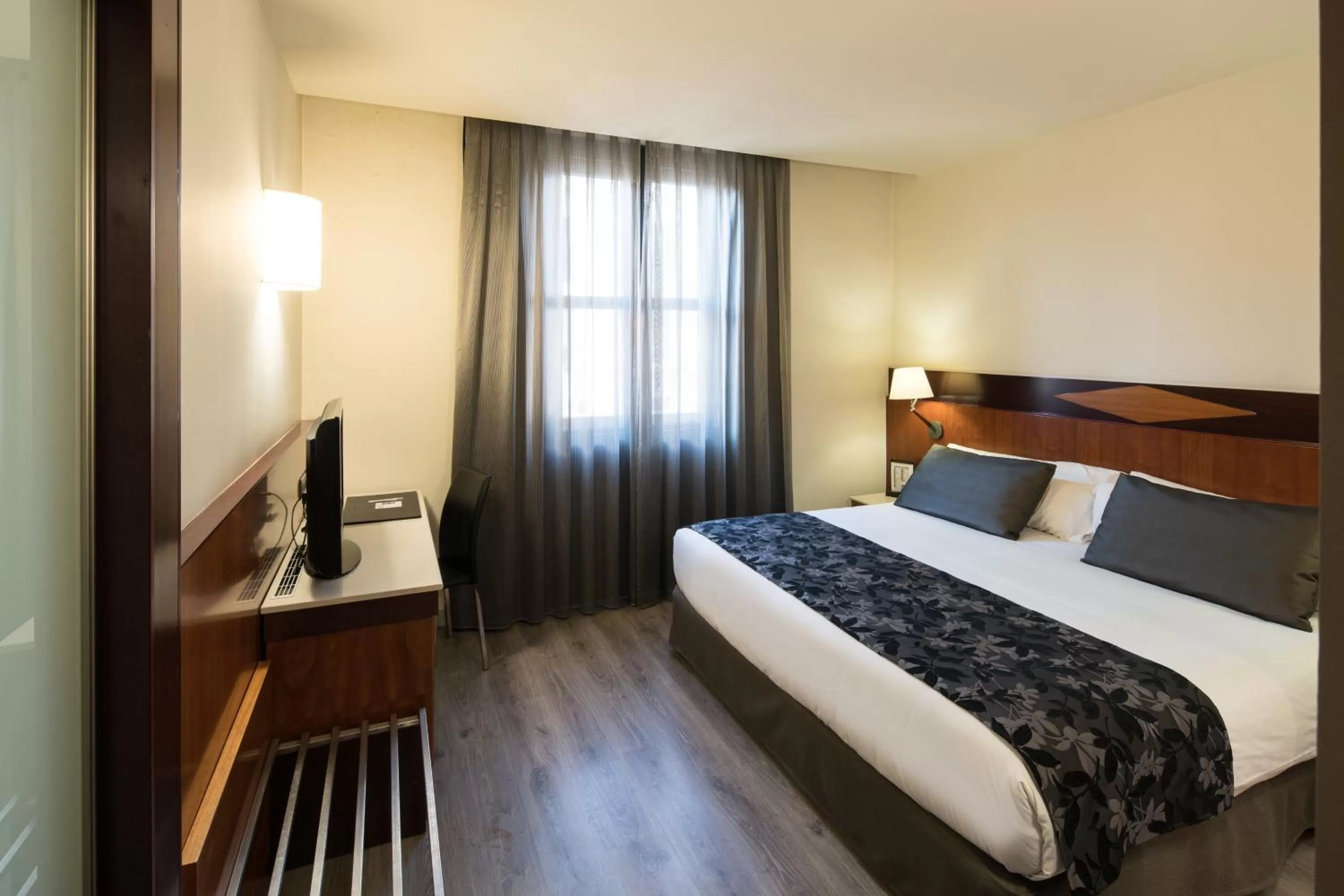 Photo of the whole room, Bed in Catalonia Eixample 1864