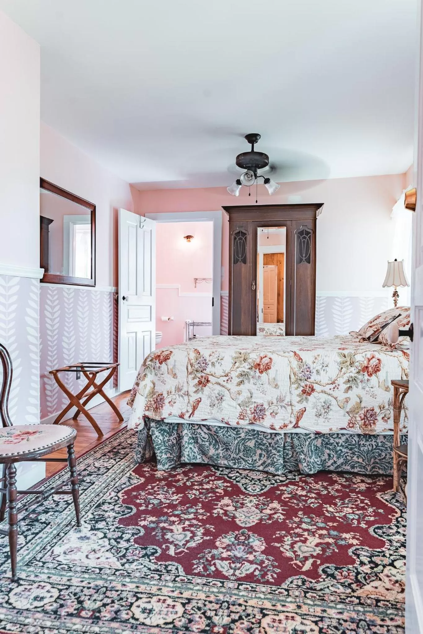 Photo of the whole room, Bed in Black Mountain Inn